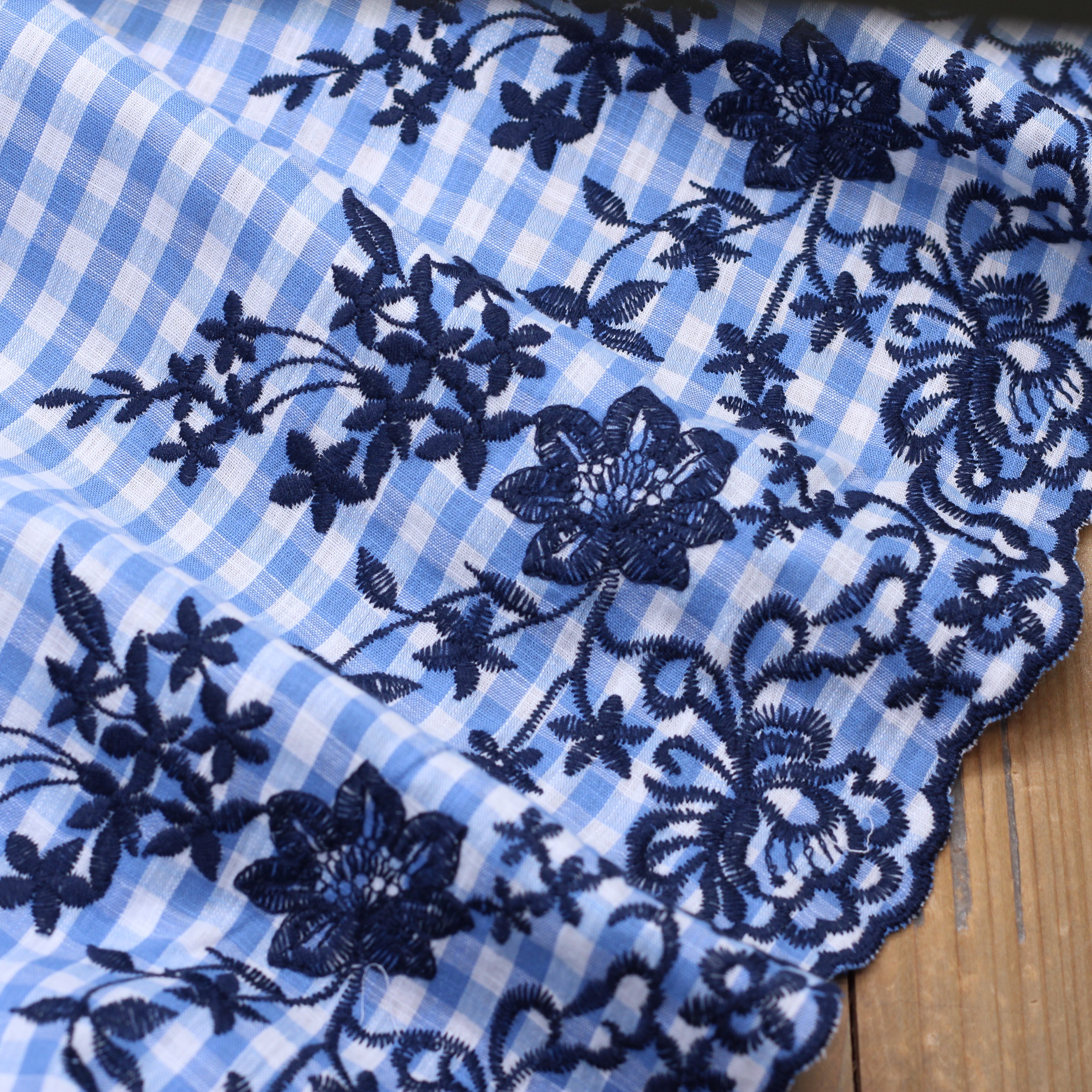 Tissu popeline coton VICHY  Brodé fleuri festonné - Bleu/Bleu marine (Vendu x10cm)