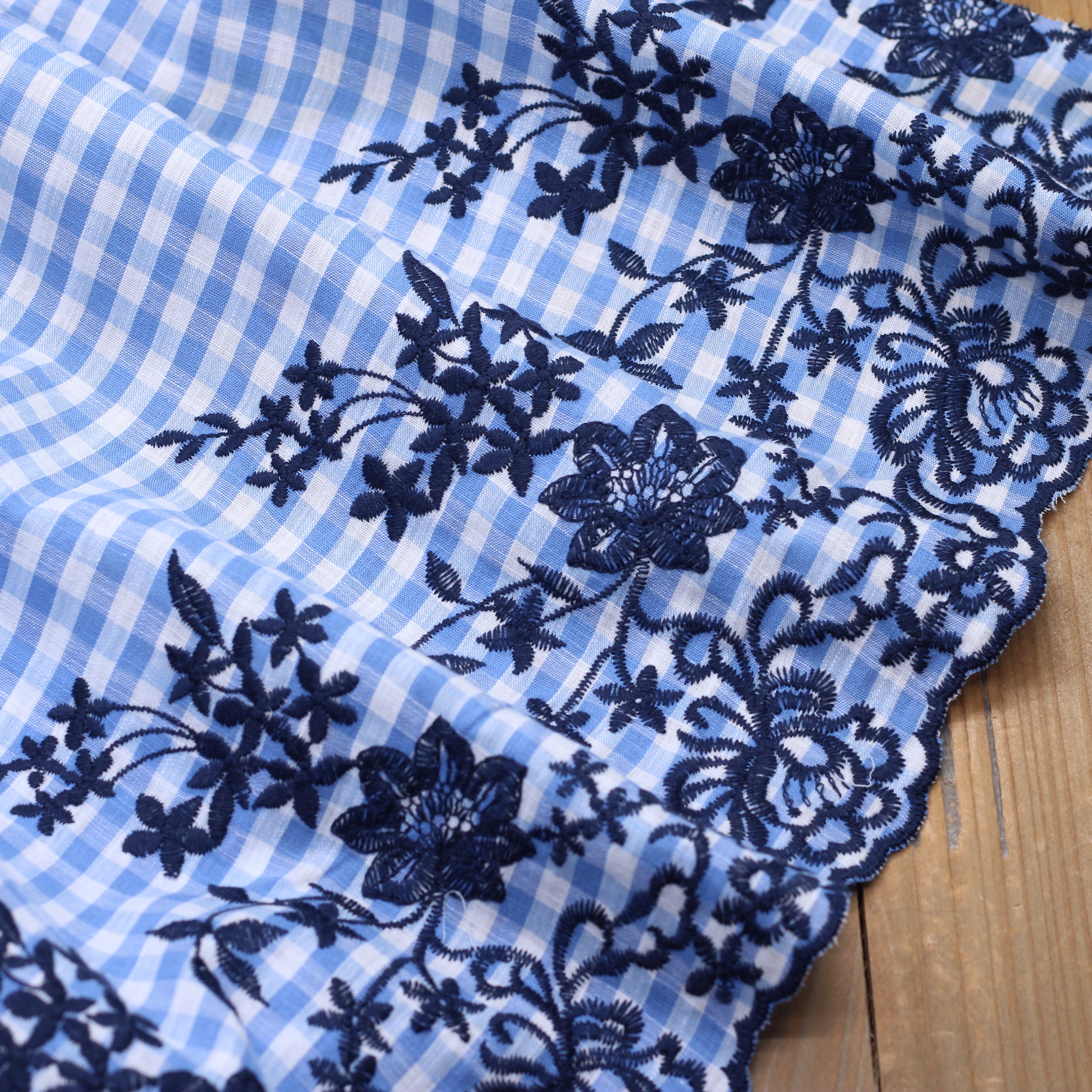 Tissu popeline coton VICHY  Brodé fleuri festonné - Bleu/Bleu marine (Vendu x10cm)
