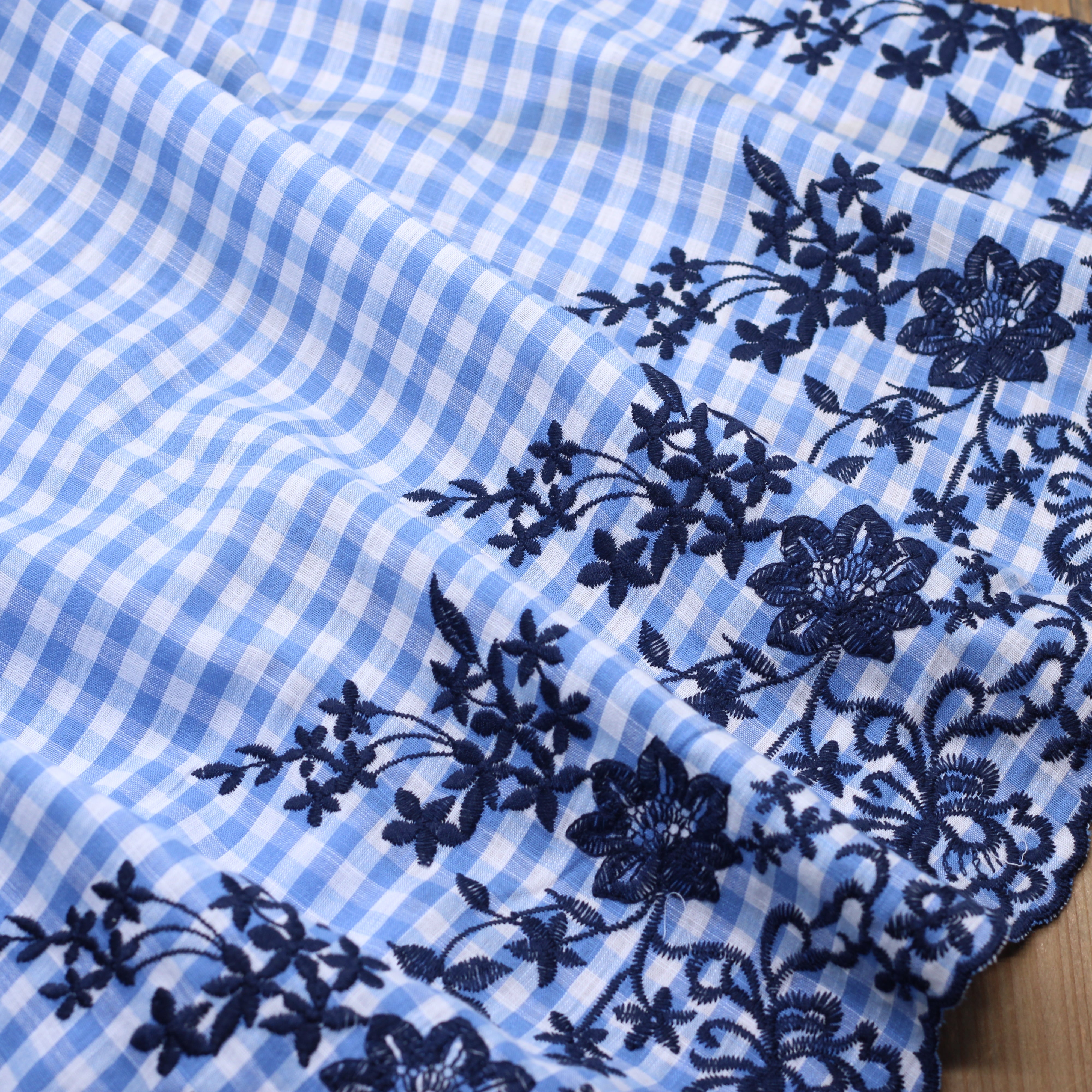 Tissu popeline coton VICHY  Brodé fleuri festonné - Bleu/Bleu marine (Vendu x10cm)