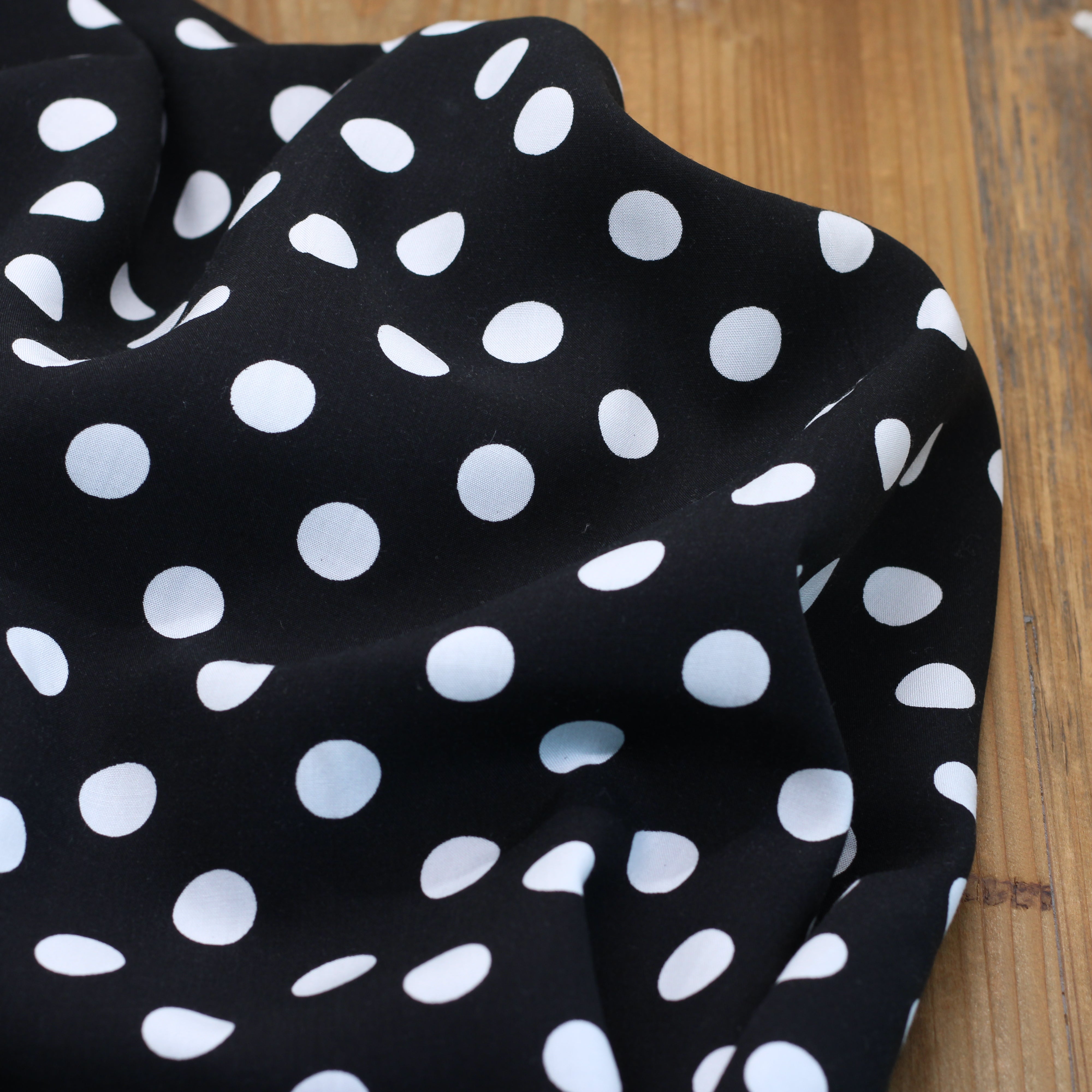 Tissu viscose Pois - Blanc/Noir (Vendu x10cm)