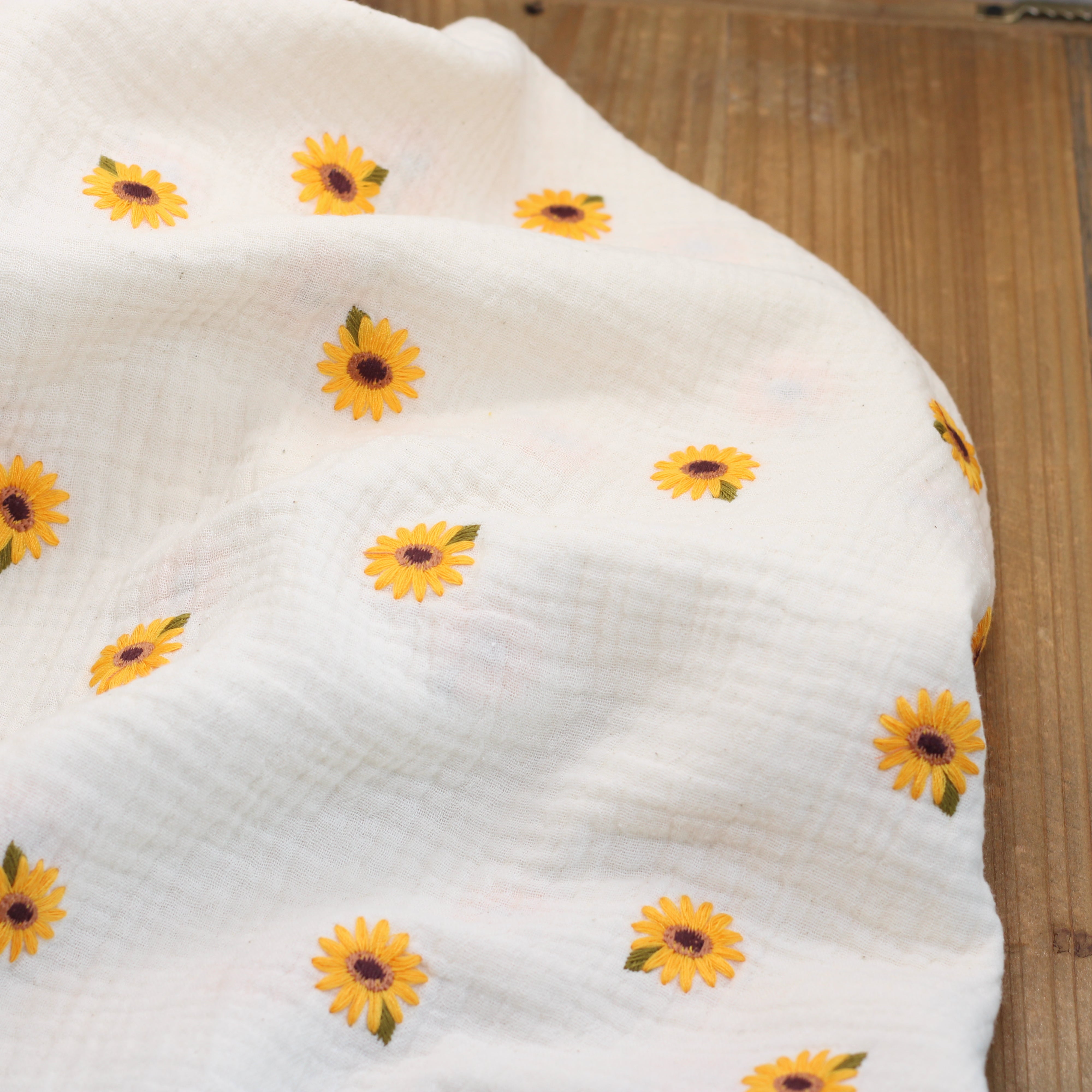 Tissu double Gaze de coton fleuri - TOURNFESOLS BRODES - Ecru  POPPY DESIGNED (Vendu x10cm)
