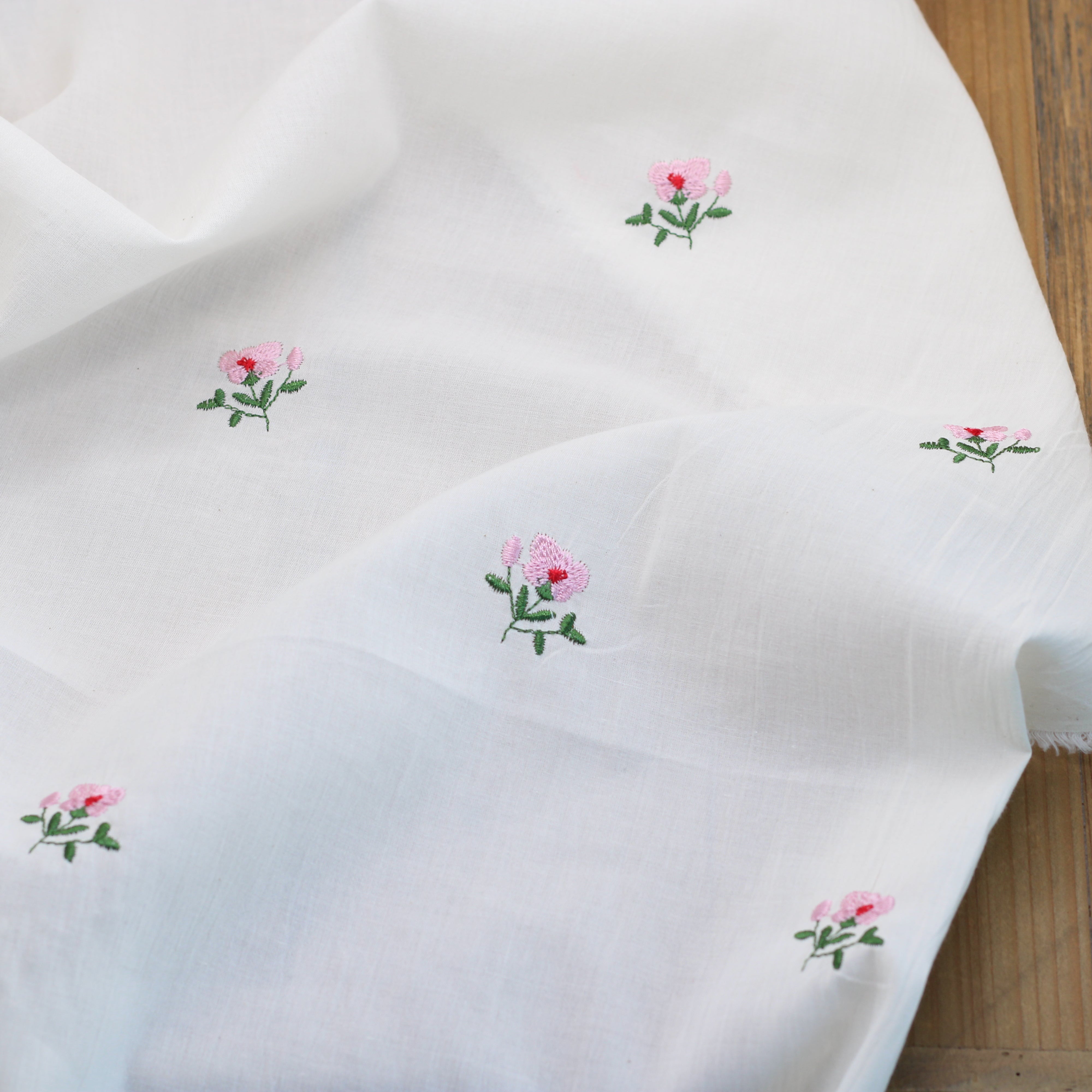 Tissu voile de coton brodé - FLEURS ROSES - Blanc (Vendu x10cm)