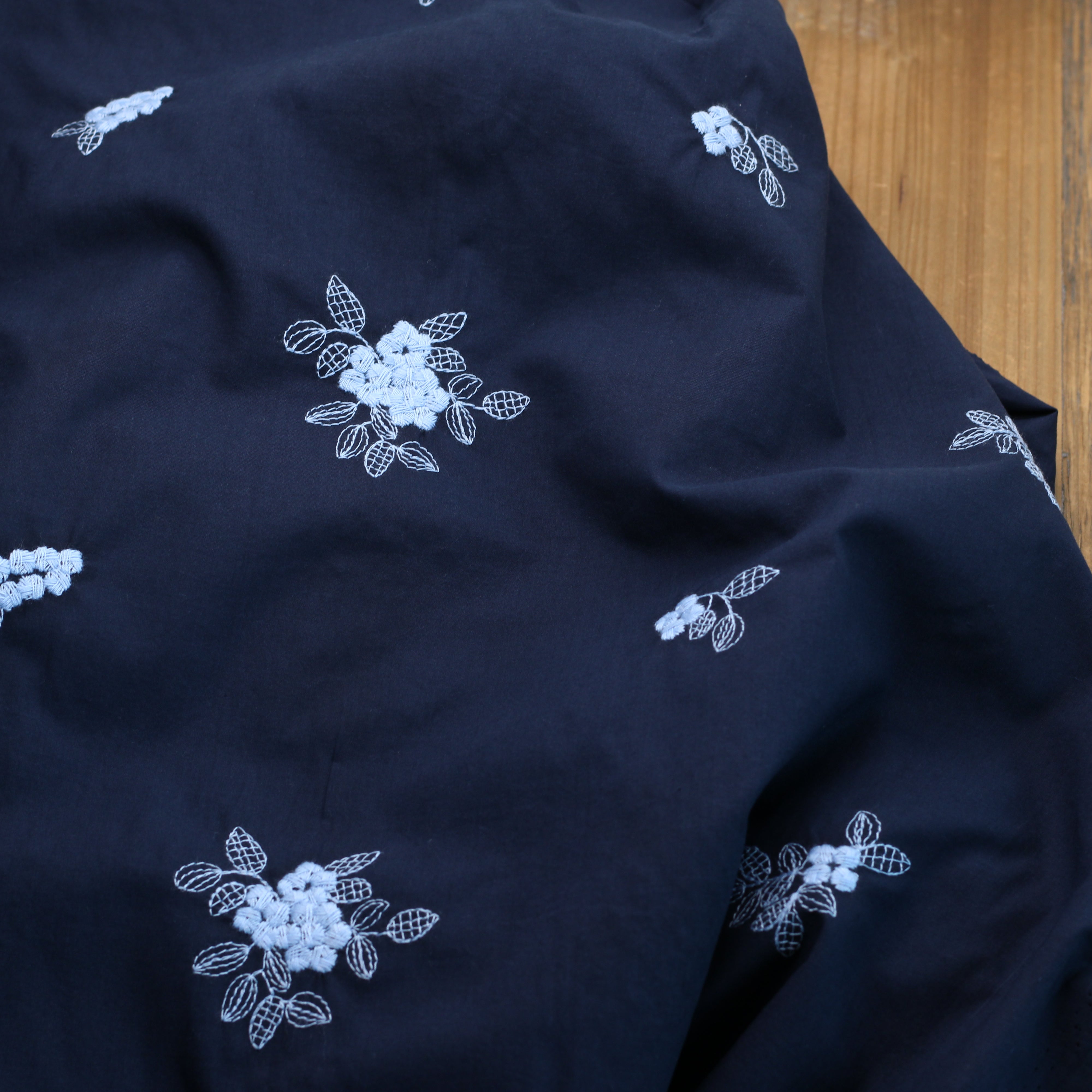 Tissu voile de coton brodé - FLEURS CIEL - Bleu marine (Vendu x10cm)
