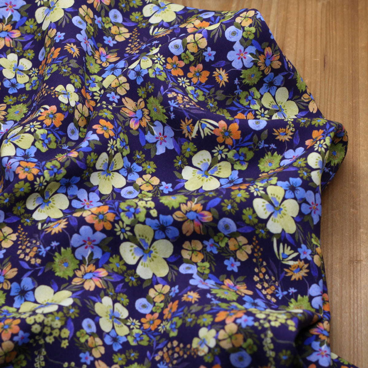 Tissu Viscose fleurie - GREENY - Bleu marine (vendu x10cm)