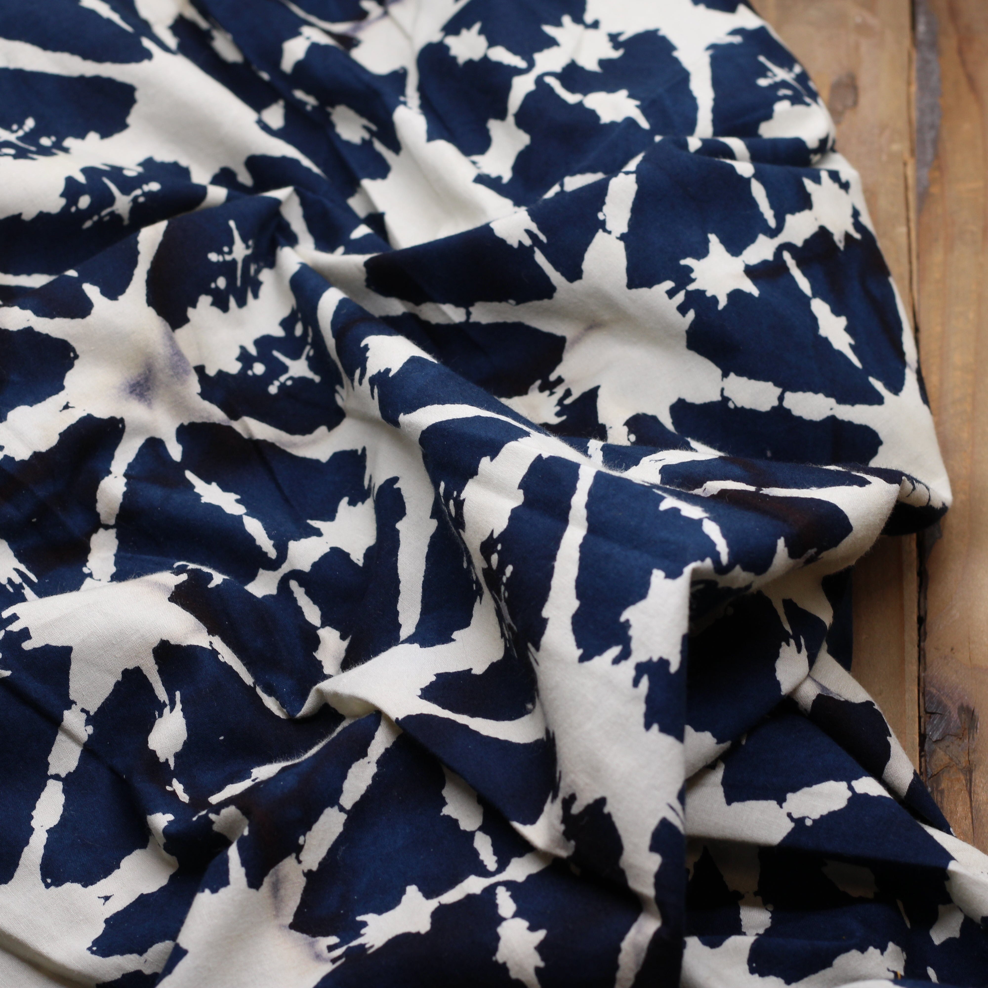 Tissu Coton Batik #17 - Marine (Vendu x10cm) Tissus Sélection Gaspard & Léonie | Gaspard et Léonie Tissus en ligne et Mercerie à Toulouse
