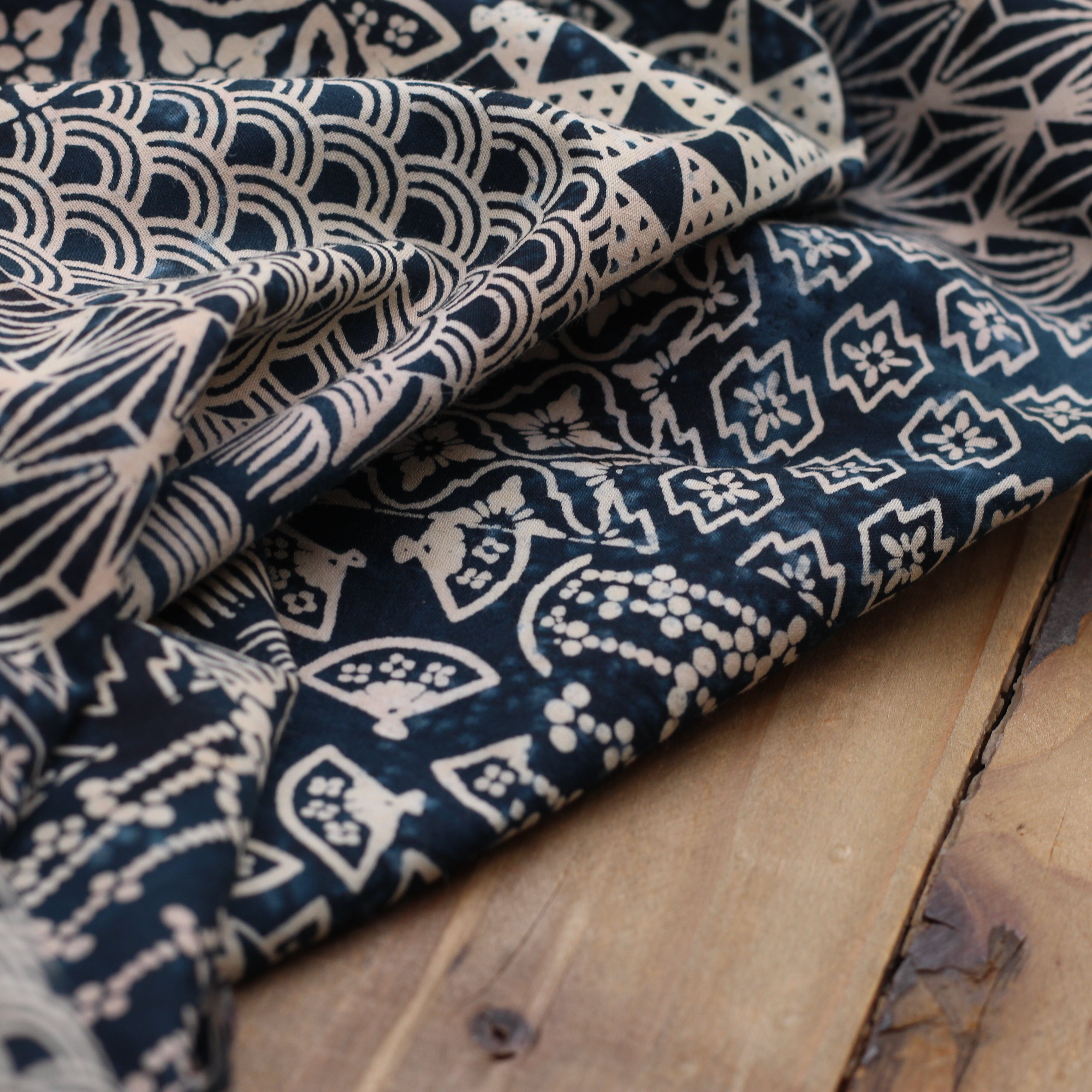 Tissu Coton Batik #23 - Marine (Vendu x10cm) Tissus Sélection Gaspard & Léonie | Gaspard et Léonie Tissus en ligne et Mercerie à Toulouse