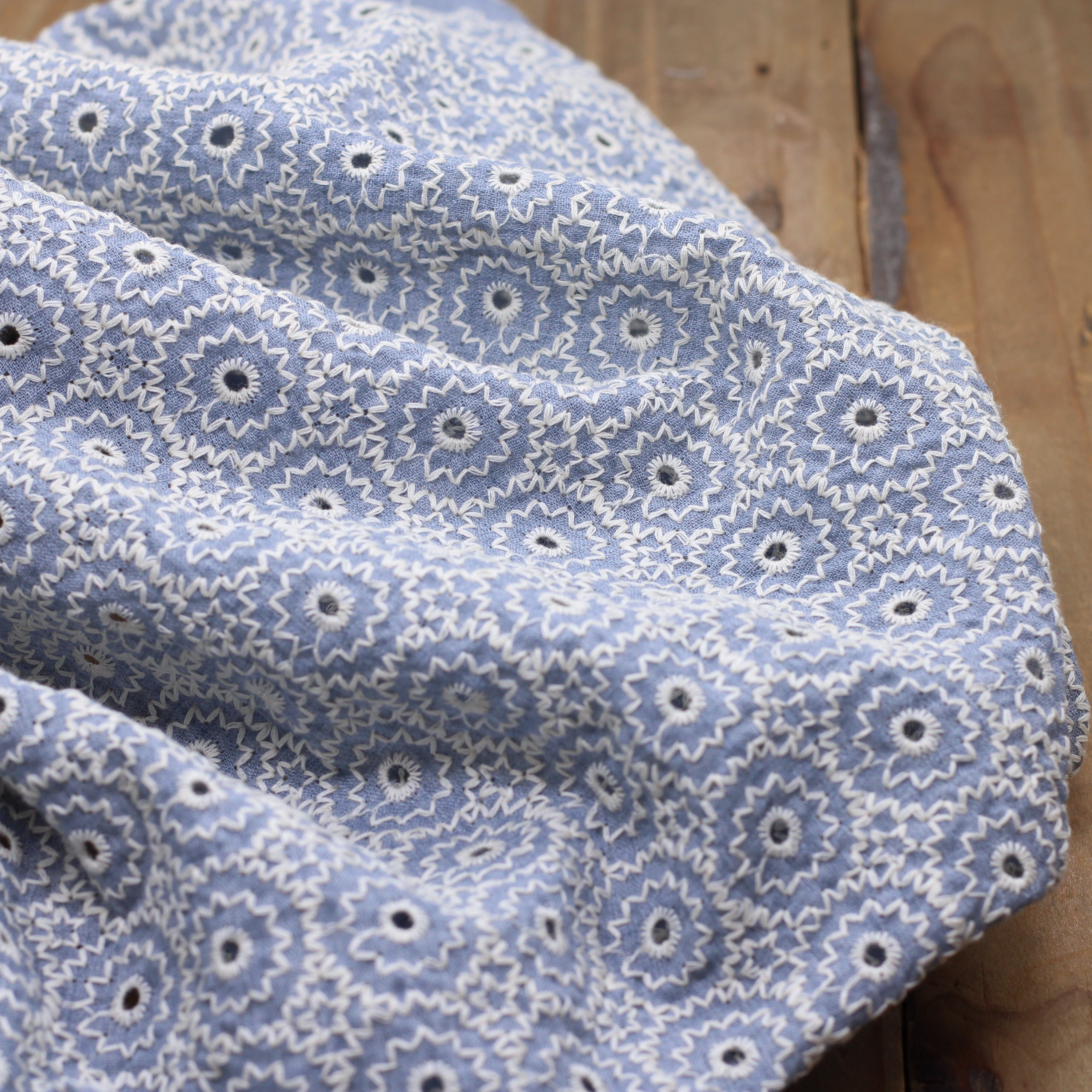 Tissu coton brodé - CIRCLE - Bleu glacier (Vendu x10cm) Tissus Sélection Gaspard & Léonie | Gaspard et Léonie Tissus en ligne et Mercerie à Toulouse