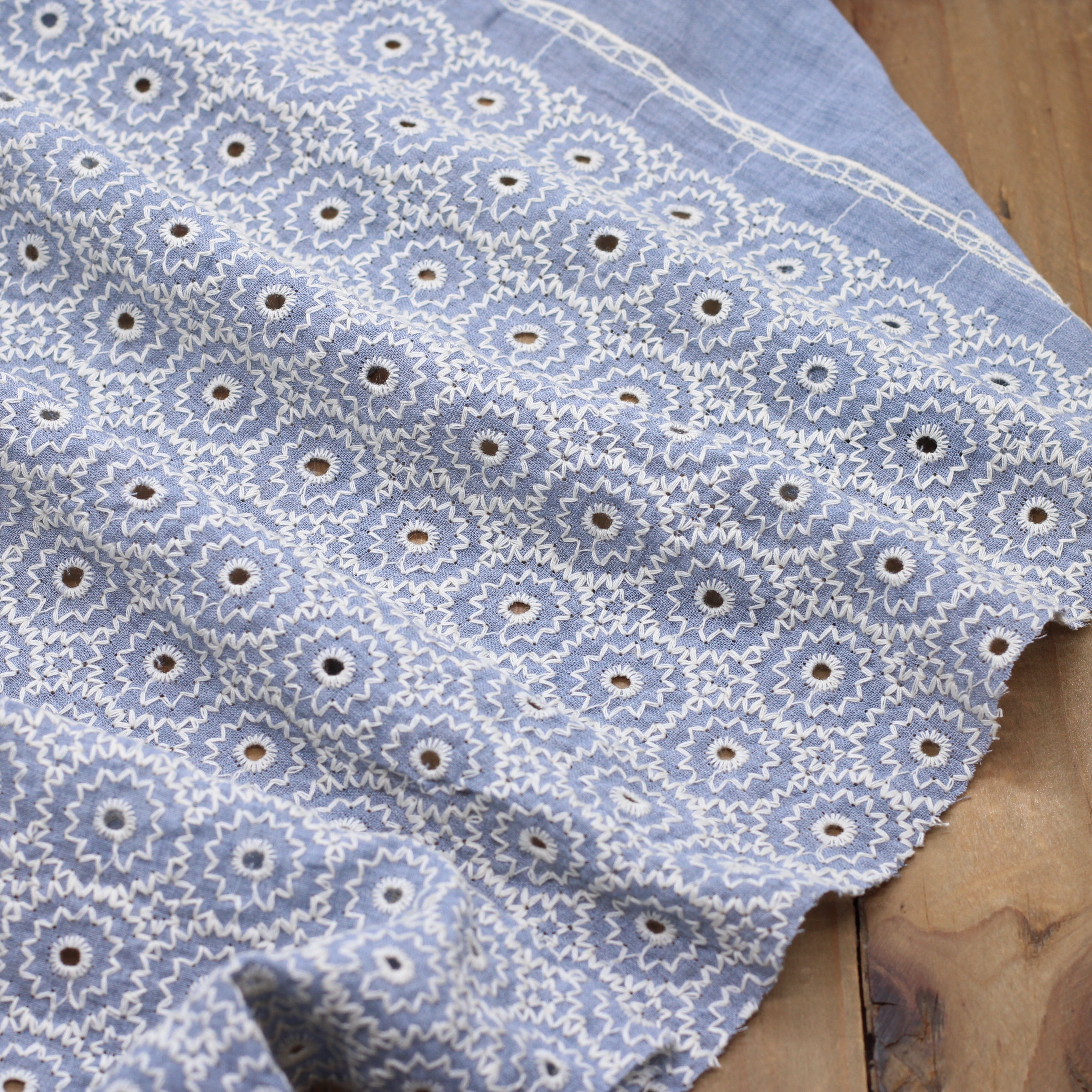 Tissu coton brodé - CIRCLE - Bleu glacier (Vendu x10cm) Tissus Sélection Gaspard & Léonie | Gaspard et Léonie Tissus en ligne et Mercerie à Toulouse