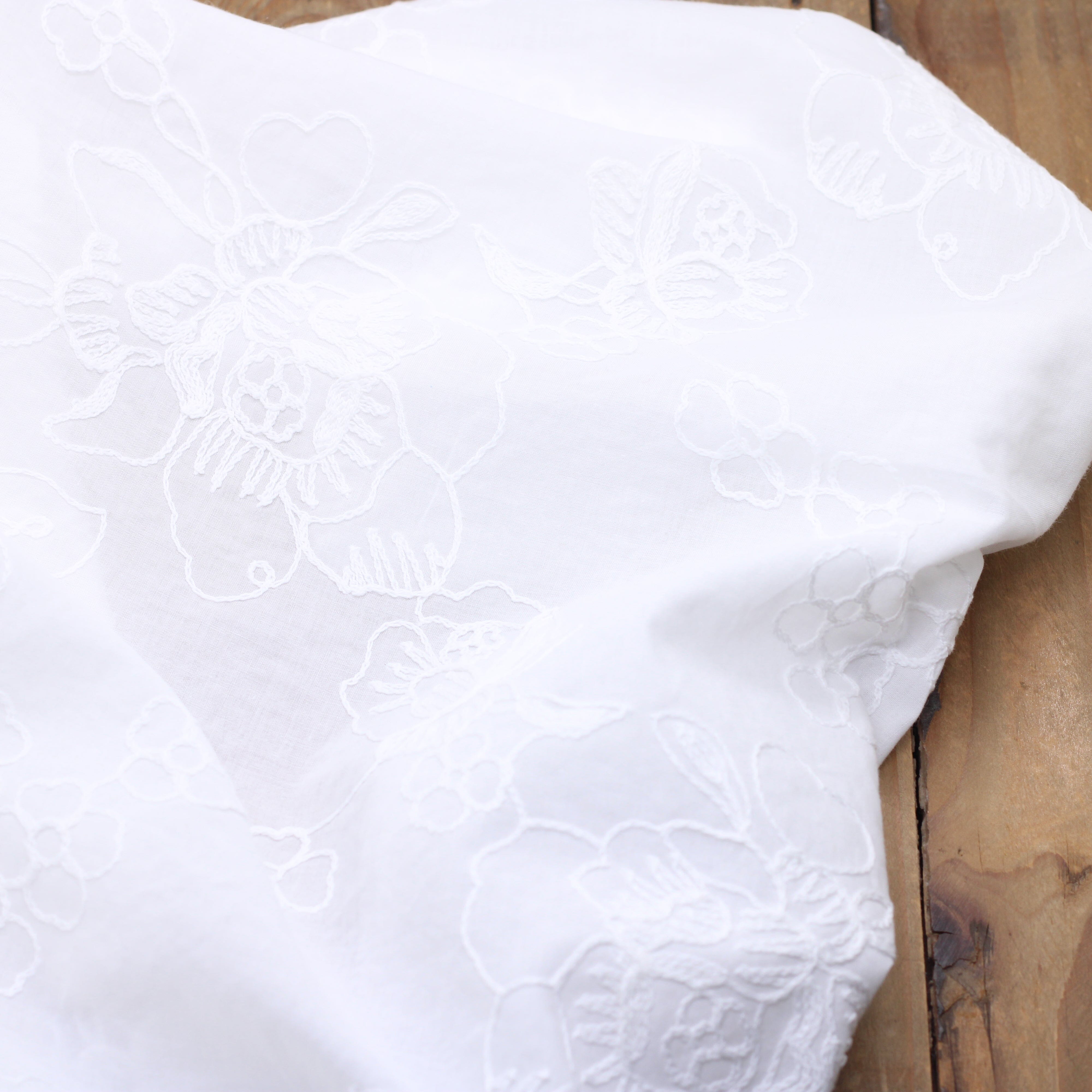 Tissu coton brodé et festonné - ANNAH - Blanc/Blanc cassé (Vendu x10cm) Tissus Sélection Gaspard & Léonie | Gaspard et Léonie Tissus en ligne et Mercerie à Toulouse