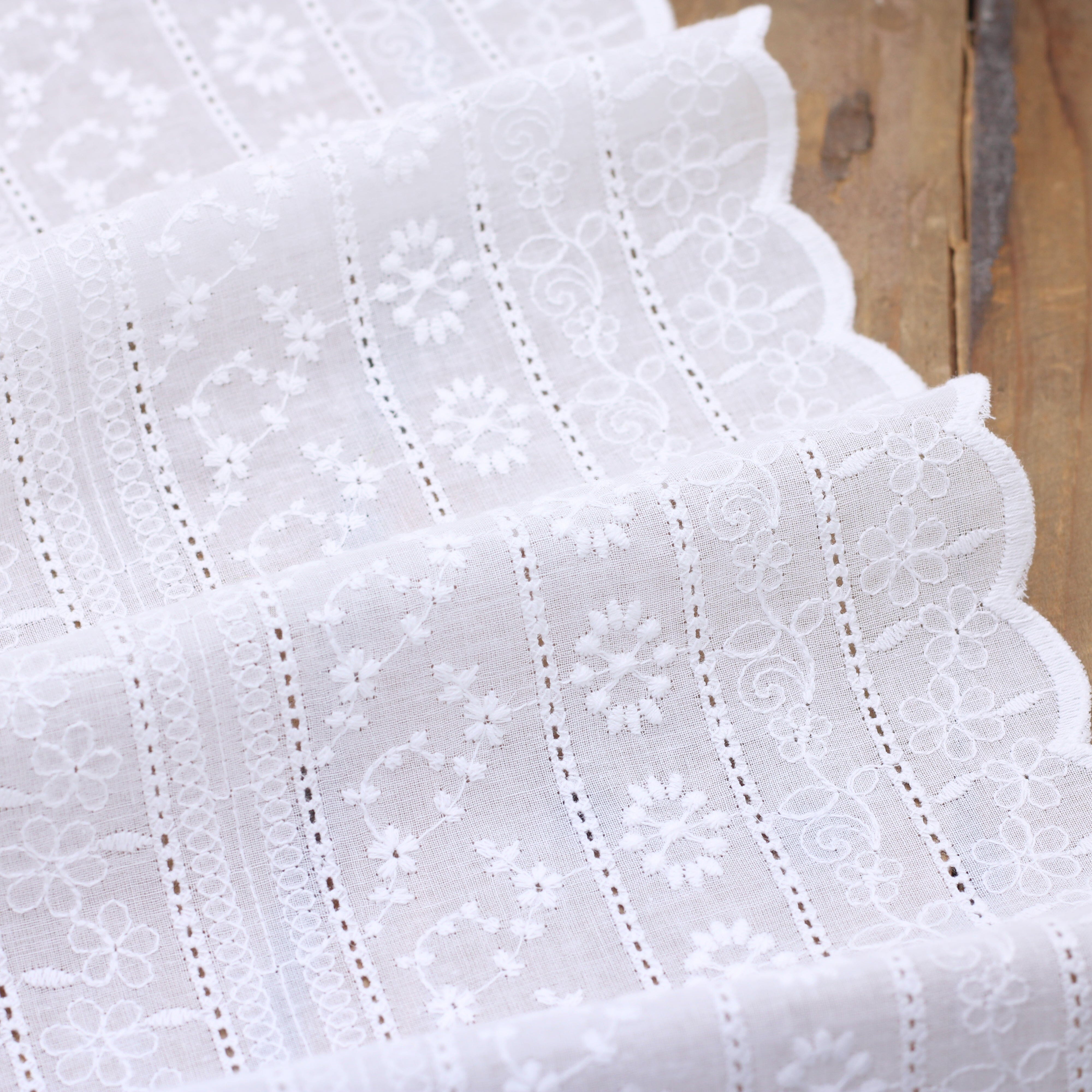 Tissu coton brodé festonné - Broderie Anglaise - LILIAH - Blanc (Vendu x10cm) Tissus Sélection Gaspard & Léonie | Gaspard et Léonie Tissus en ligne et Mercerie à Toulouse