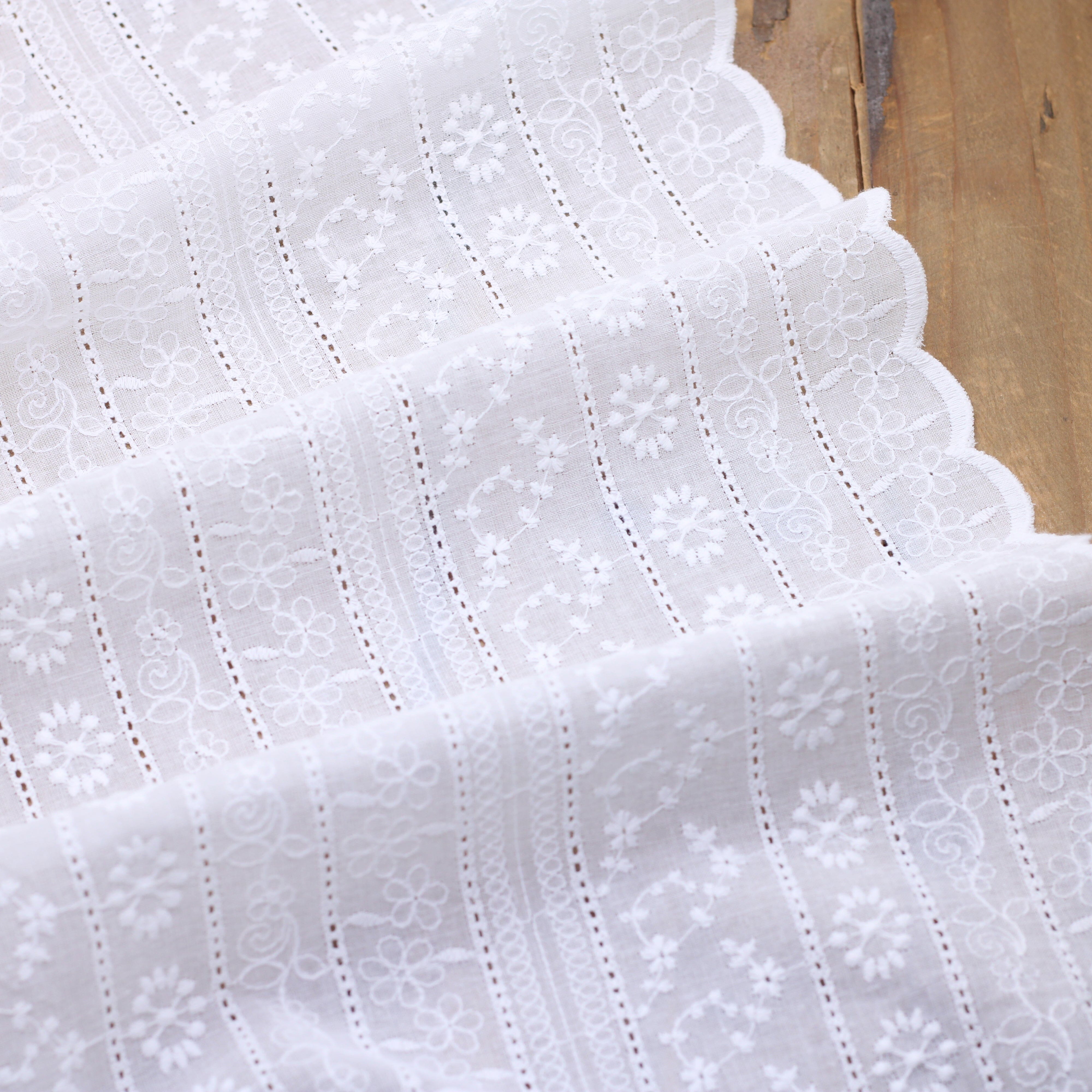 Tissu coton brodé festonné - Broderie Anglaise - LILIAH - Blanc (Vendu x10cm) Tissus Sélection Gaspard & Léonie | Gaspard et Léonie Tissus en ligne et Mercerie à Toulouse