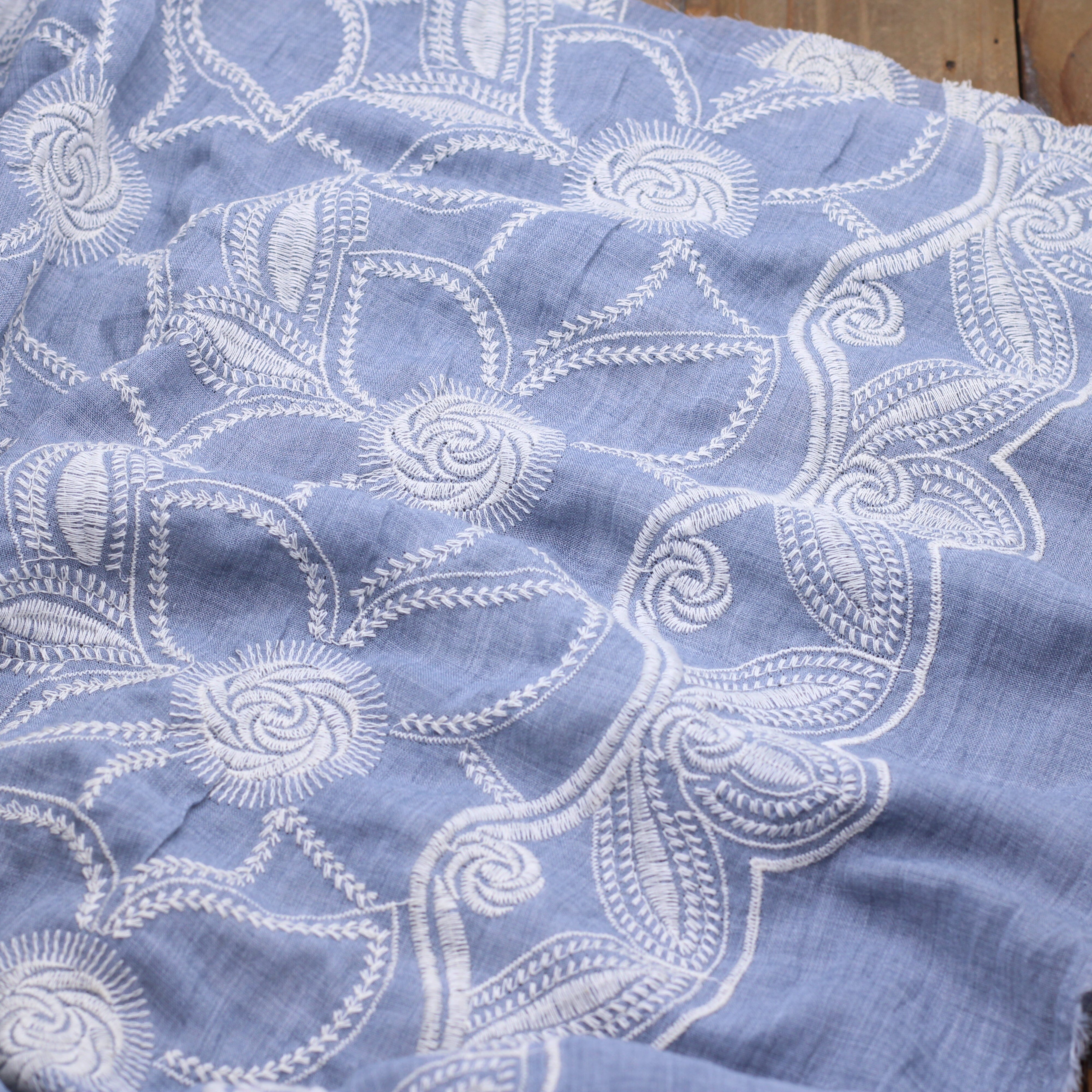 Tissu coton brodé fleuri- DUSTY - Bleu glacier (Vendu x10cm) Tissus Sélection Gaspard & Léonie | Gaspard et Léonie Tissus en ligne et Mercerie à Toulouse