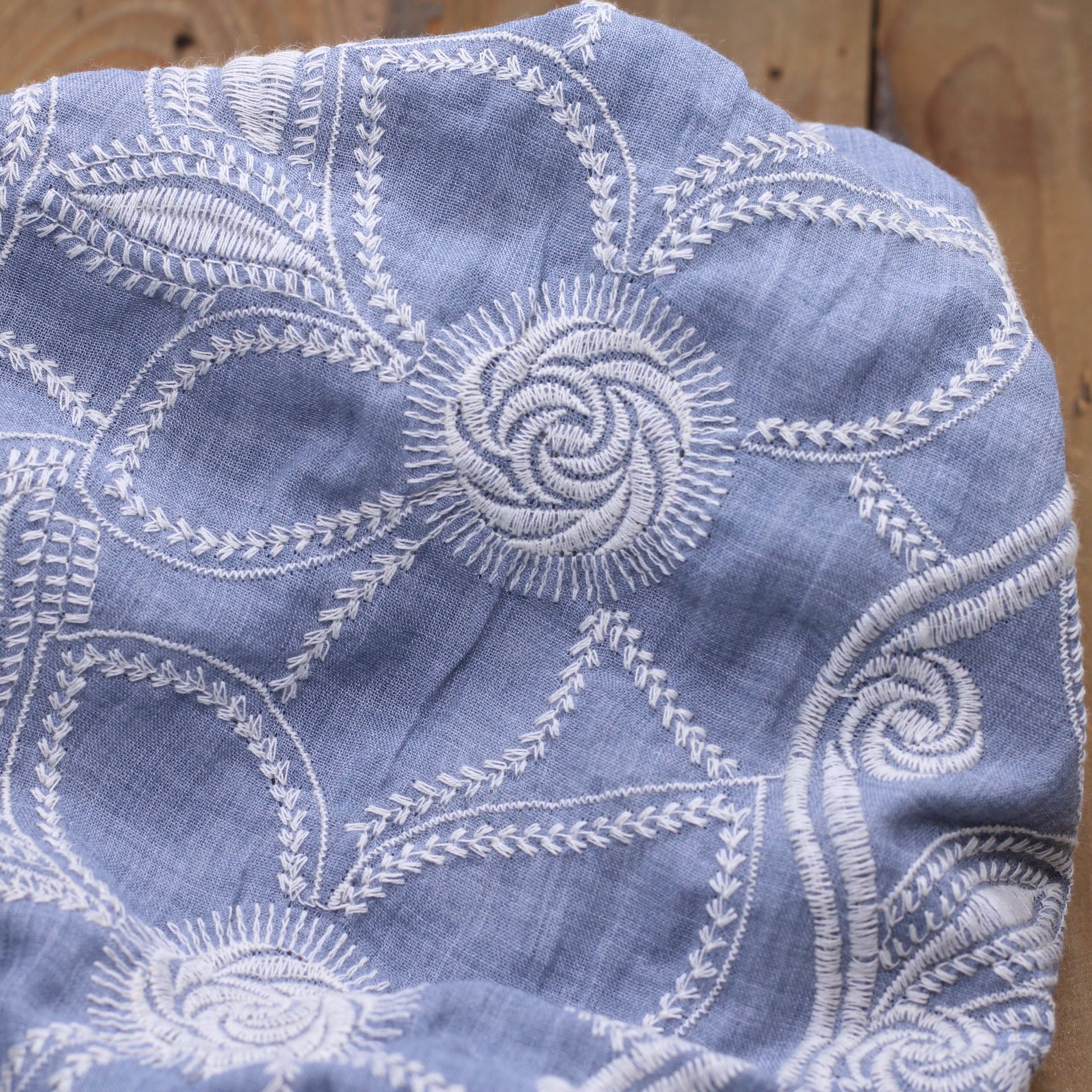 Tissu coton brodé fleuri- DUSTY - Bleu glacier (Vendu x10cm) Tissus Sélection Gaspard & Léonie | Gaspard et Léonie Tissus en ligne et Mercerie à Toulouse