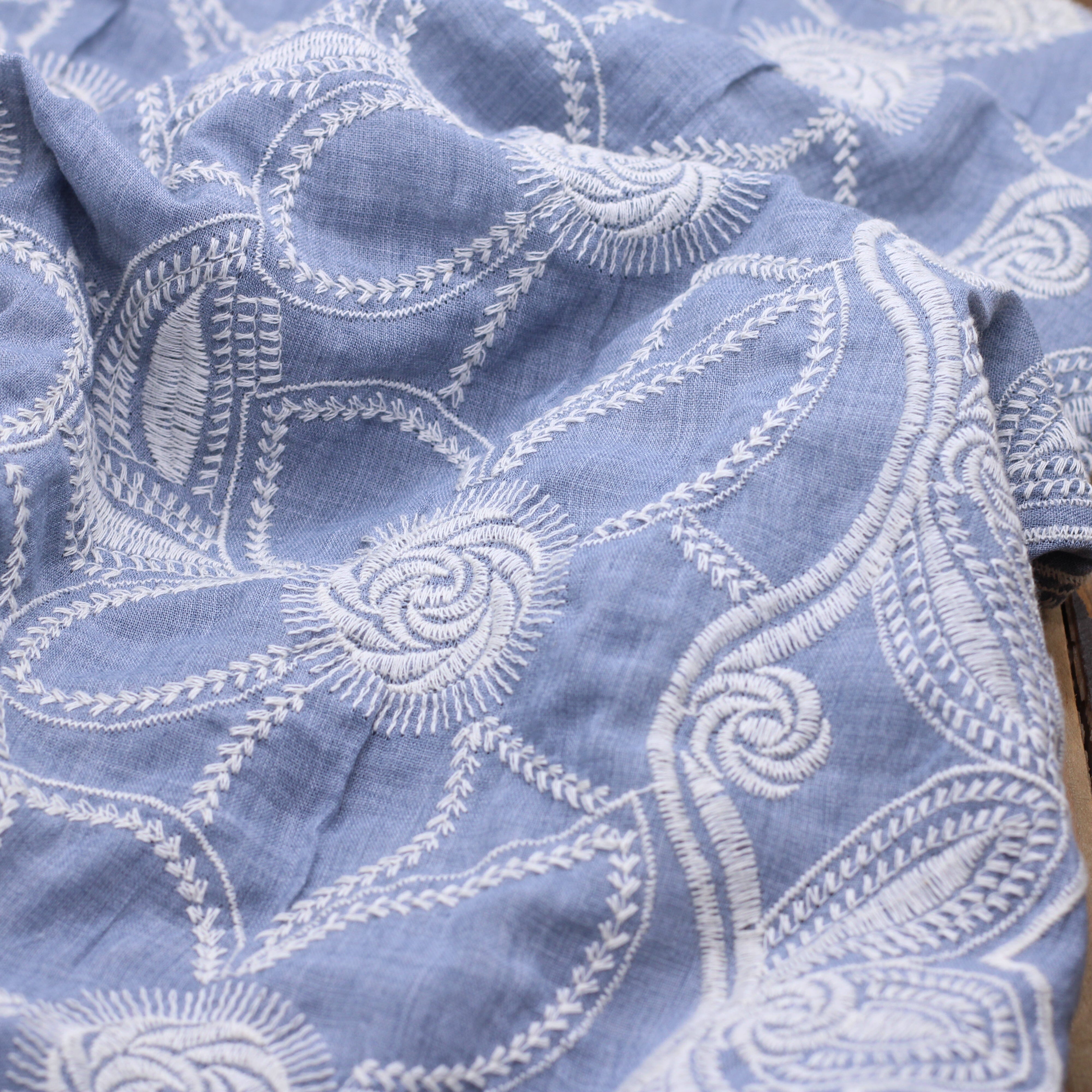 Tissu coton brodé fleuri- DUSTY - Bleu glacier (Vendu x10cm) Tissus Sélection Gaspard & Léonie | Gaspard et Léonie Tissus en ligne et Mercerie à Toulouse