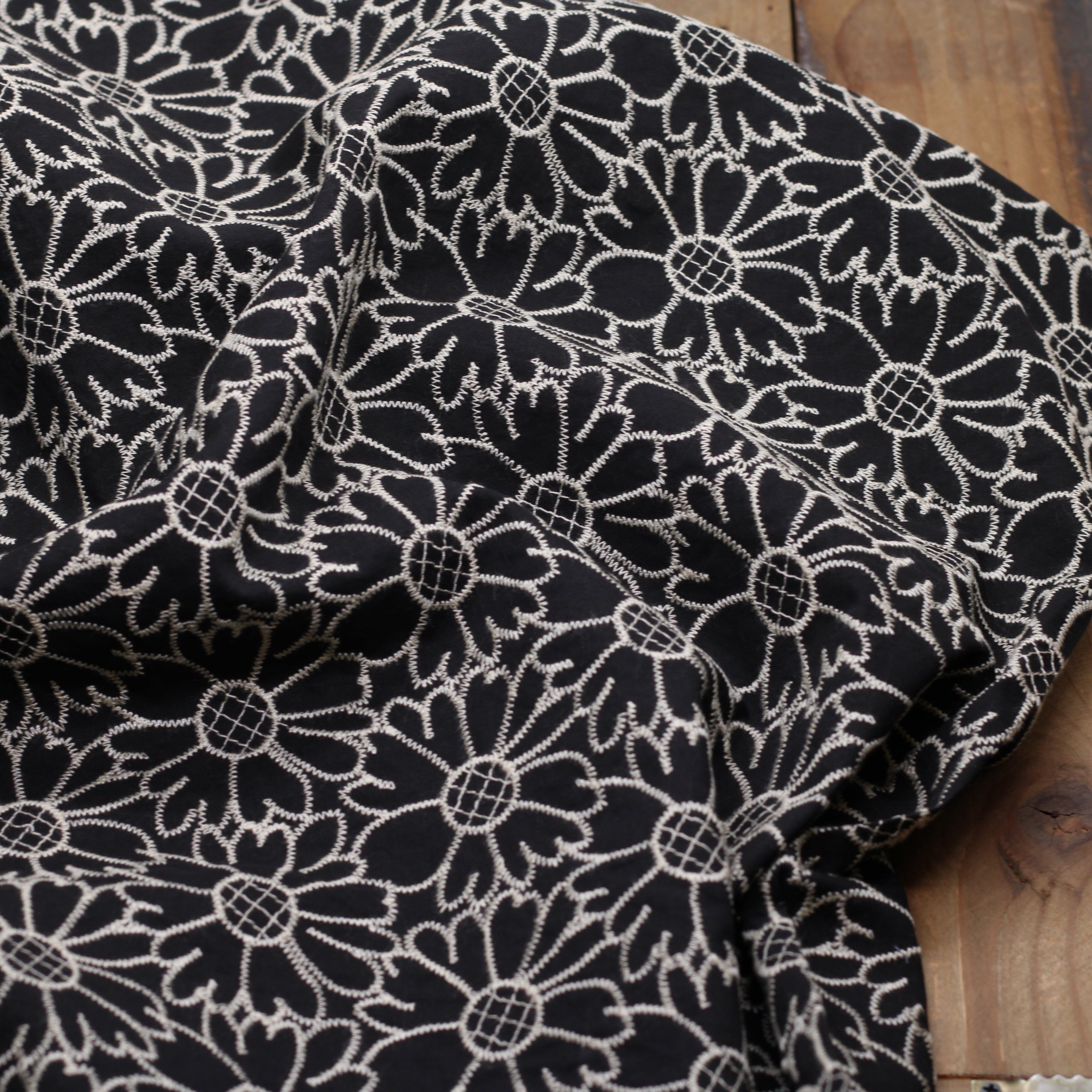 Tissu coton brodé fleuri- ORIA - Noir (Vendu x10cm) Tissus Sélection Gaspard & Léonie | Gaspard et Léonie Tissus en ligne et Mercerie à Toulouse