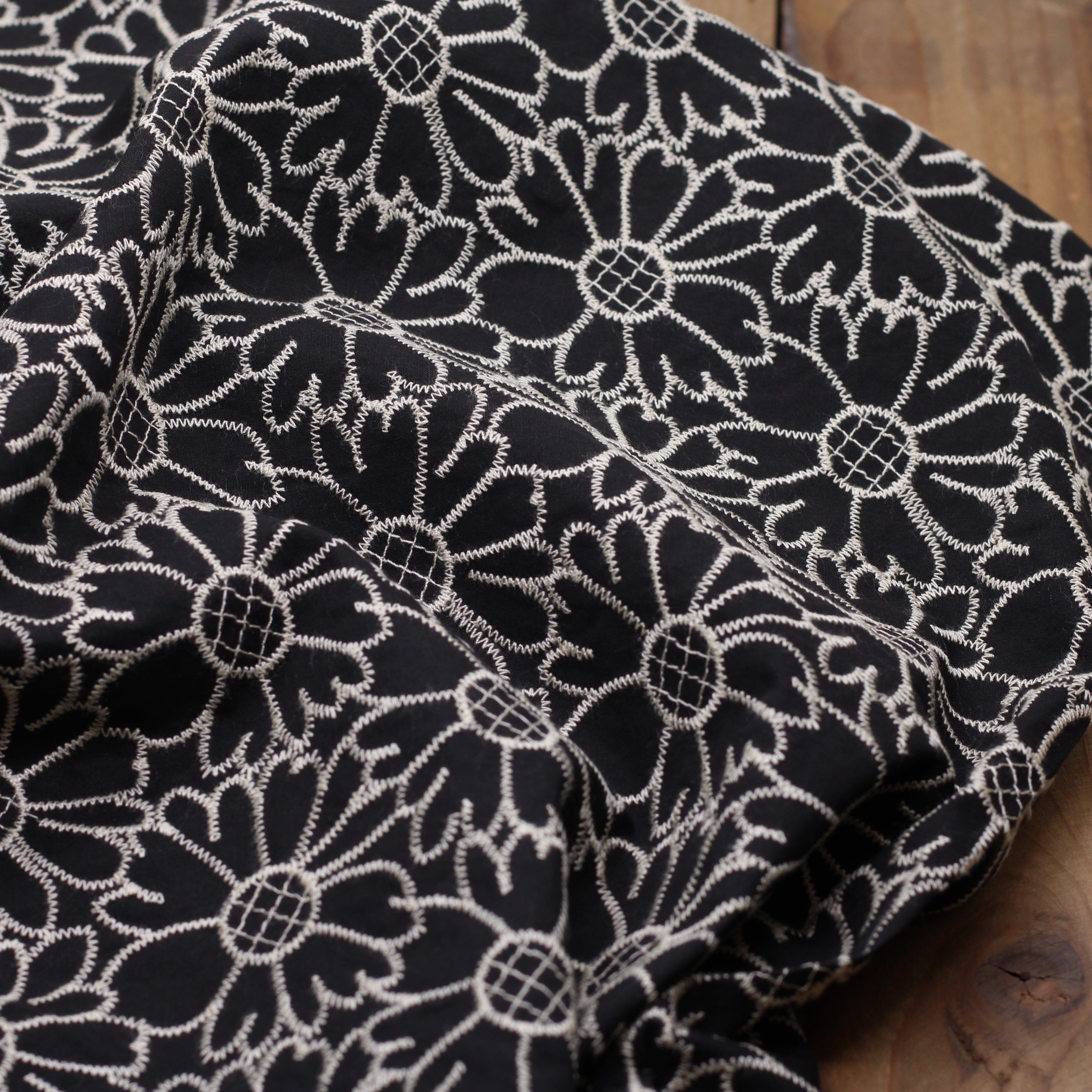 Tissu coton brodé fleuri- ORIA - Noir (Vendu x10cm) Tissus Sélection Gaspard & Léonie | Gaspard et Léonie Tissus en ligne et Mercerie à Toulouse