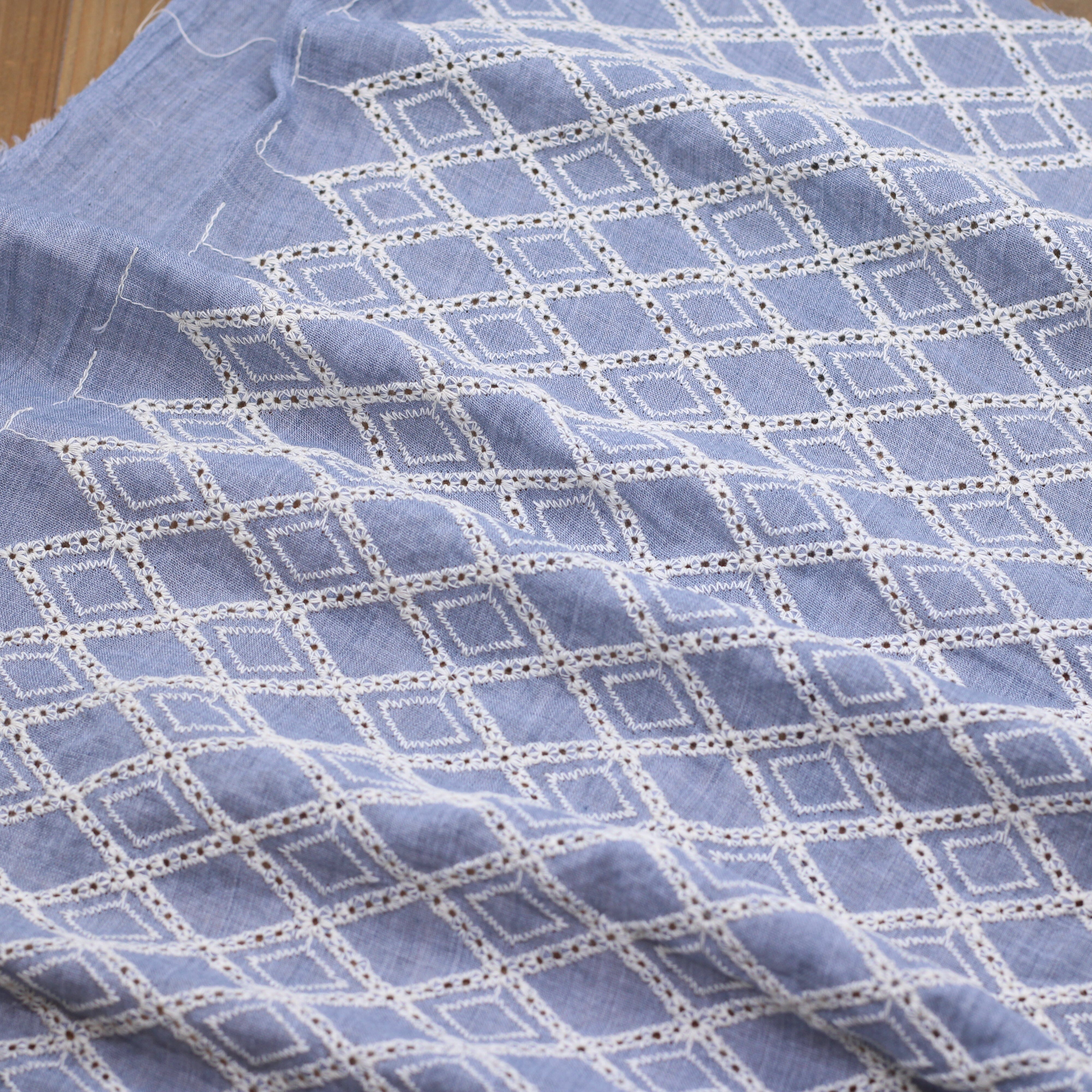 Tissu coton brodé - LOSANGE - Bleu glacier (Vendu x10cm) Tissus Sélection Gaspard & Léonie | Gaspard et Léonie Tissus en ligne et Mercerie à Toulouse