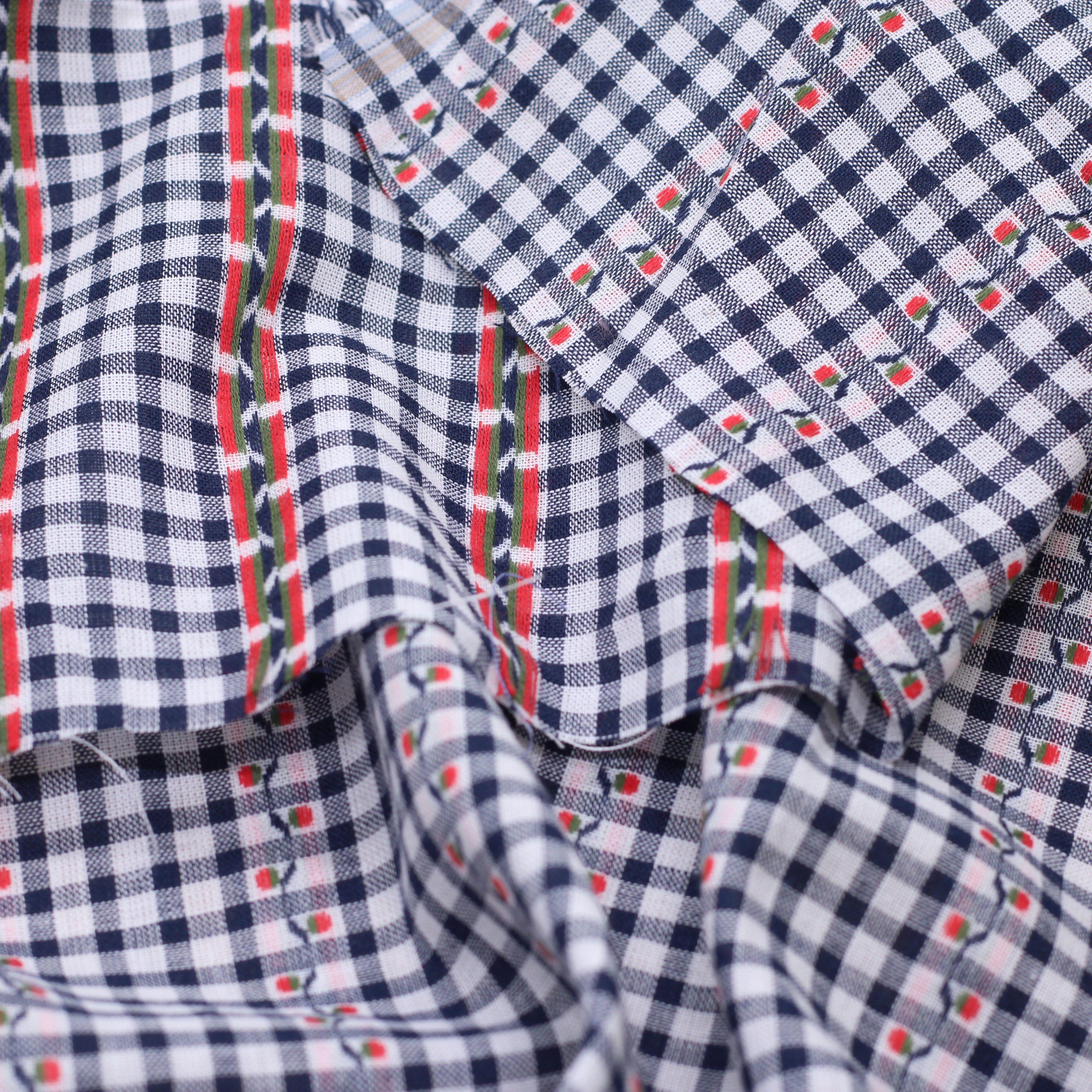 Tissu coton brodé- VICHY CERISES - Bleu Marine /rouge (Vendu x10cm) Tissus Sélection Gaspard & Léonie | Gaspard et Léonie Tissus en ligne et Mercerie à Toulouse