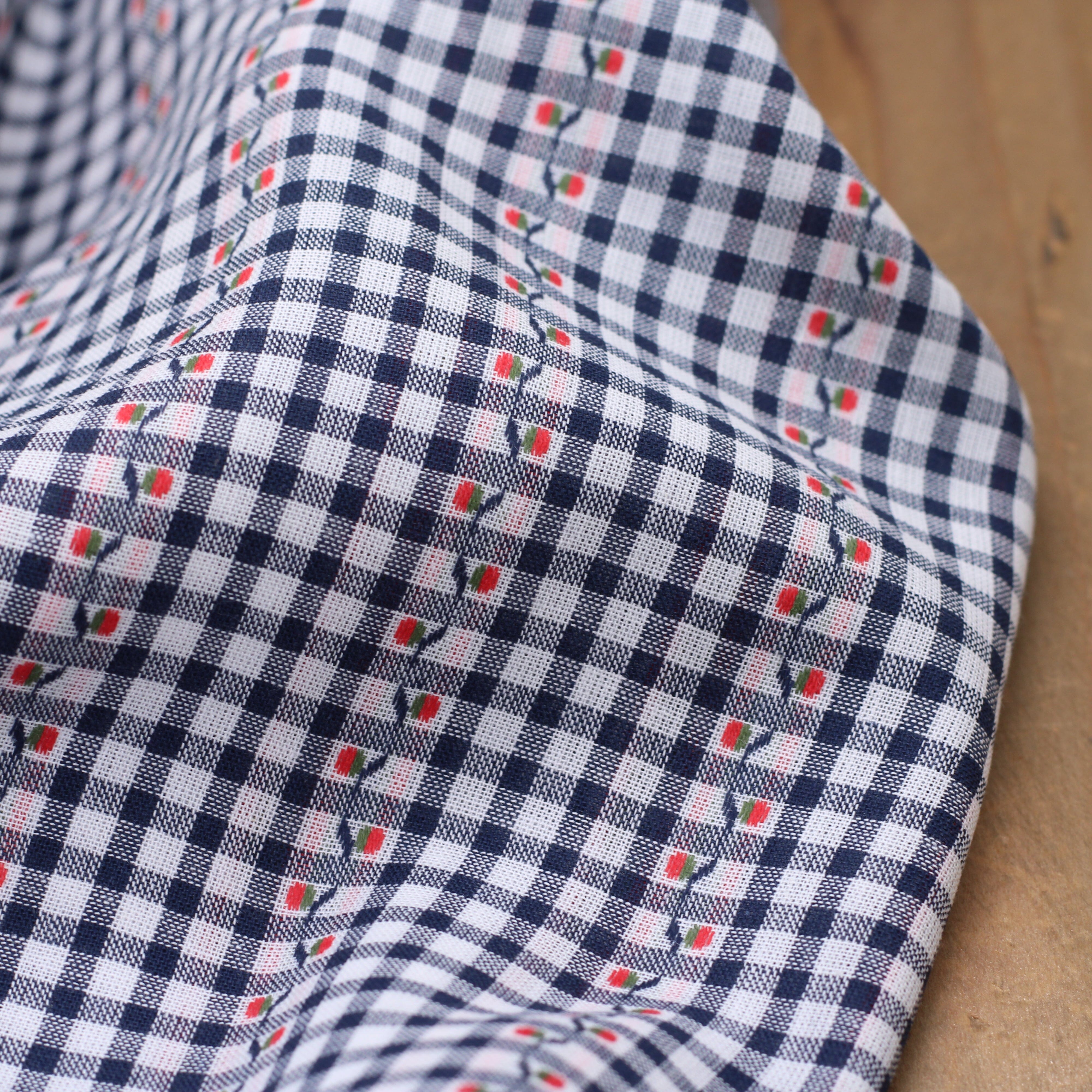 Tissu coton brodé- VICHY CERISES - Bleu Marine /rouge (Vendu x10cm) Tissus Sélection Gaspard & Léonie | Gaspard et Léonie Tissus en ligne et Mercerie à Toulouse