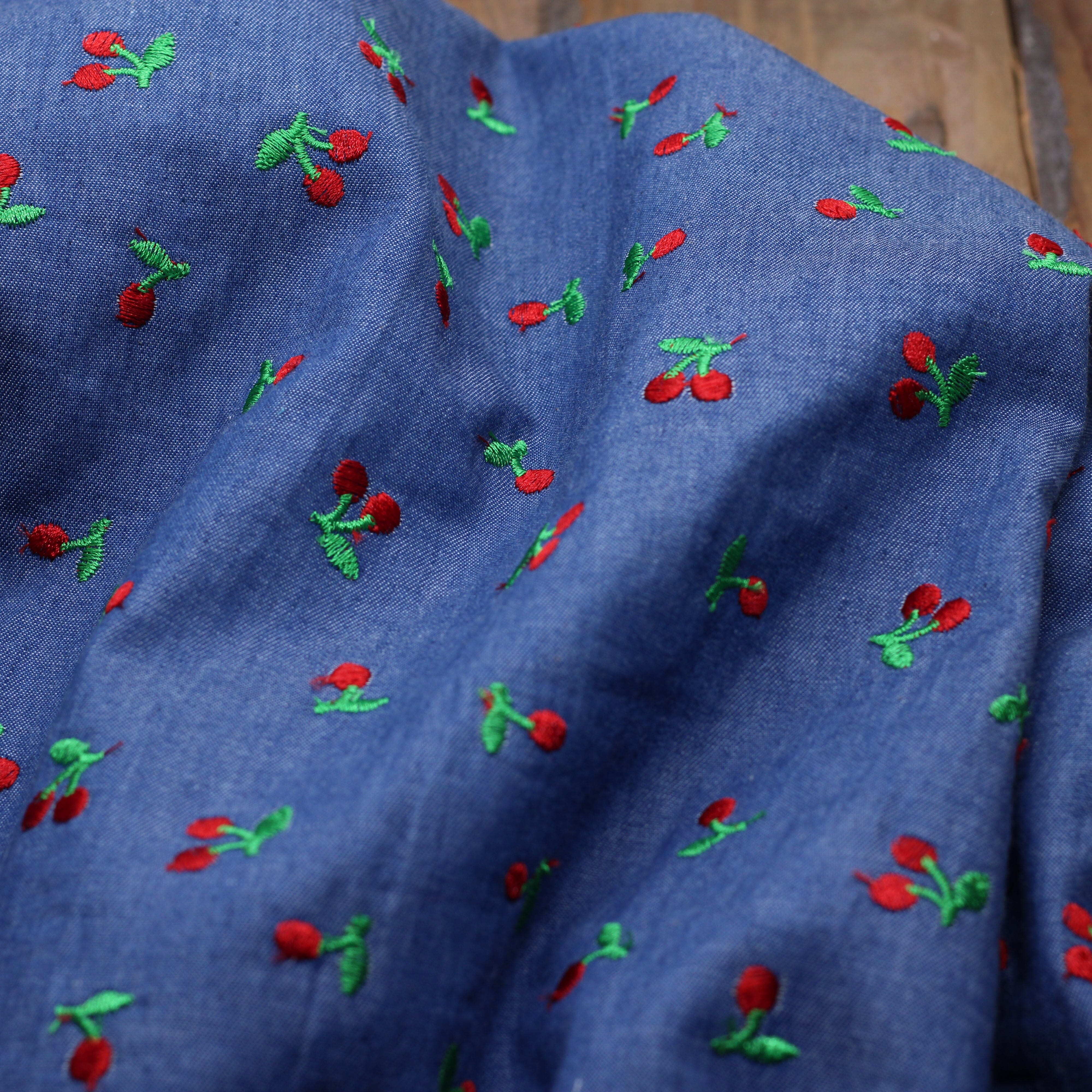 Tissu coton denim brodé - CERISES - Bleu BRUT (Vendu x10cm) Tissus Sélection Gaspard & Léonie | Gaspard et Léonie Tissus en ligne et Mercerie à Toulouse