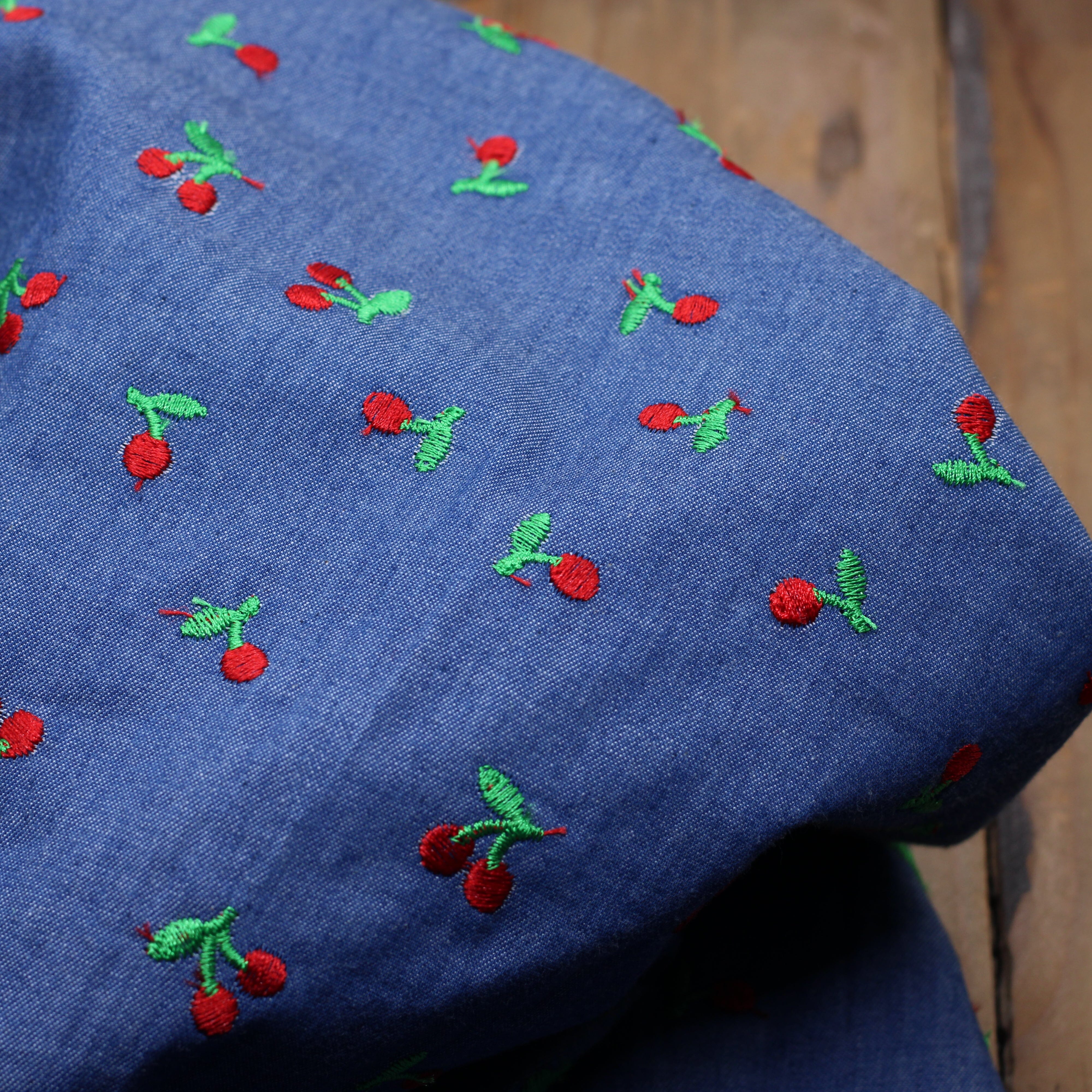 Tissu coton denim brodé - CERISES - Bleu BRUT (Vendu x10cm) Tissus Sélection Gaspard & Léonie | Gaspard et Léonie Tissus en ligne et Mercerie à Toulouse