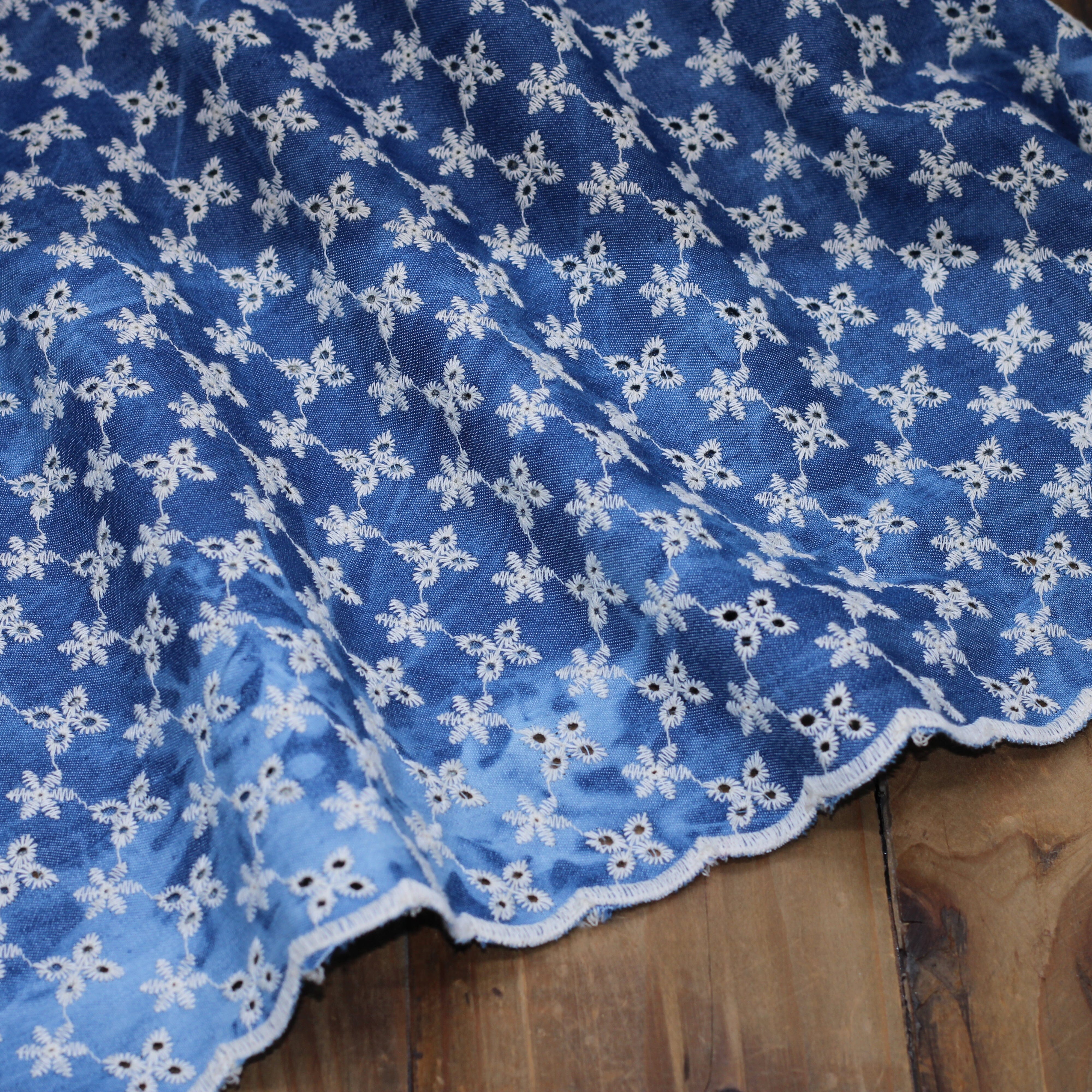 Tissu coton denim brodé étoile festonné TIE AND DYE - Bleu (Vendu x10cm) Tissus Sélection Gaspard & Léonie | Gaspard et Léonie Tissus en ligne et Mercerie à Toulouse