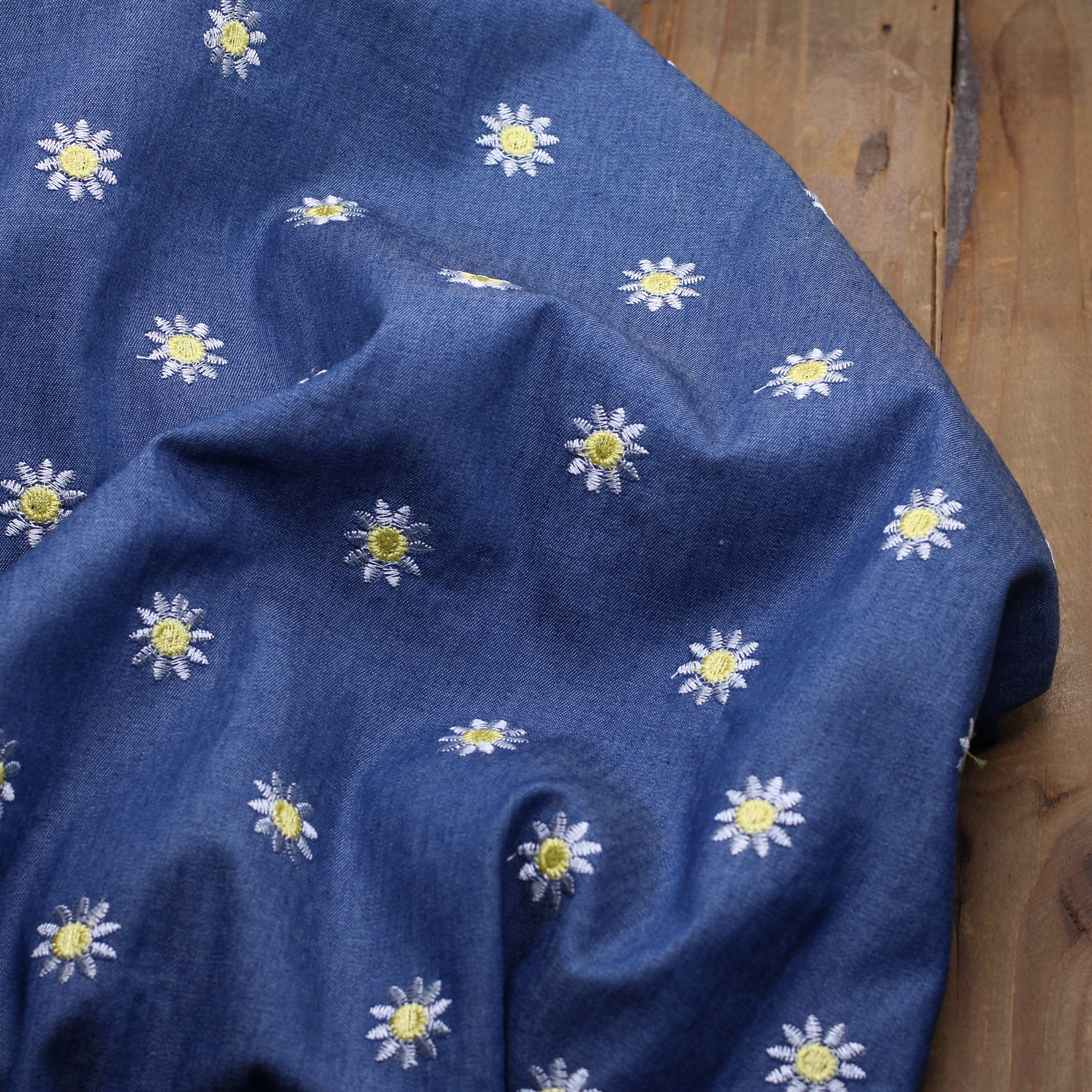 Tissu coton denim brodé - PAQUERETTES - Bleu BRUT (Vendu x10cm) Tissus Sélection Gaspard & Léonie | Gaspard et Léonie Tissus en ligne et Mercerie à Toulouse