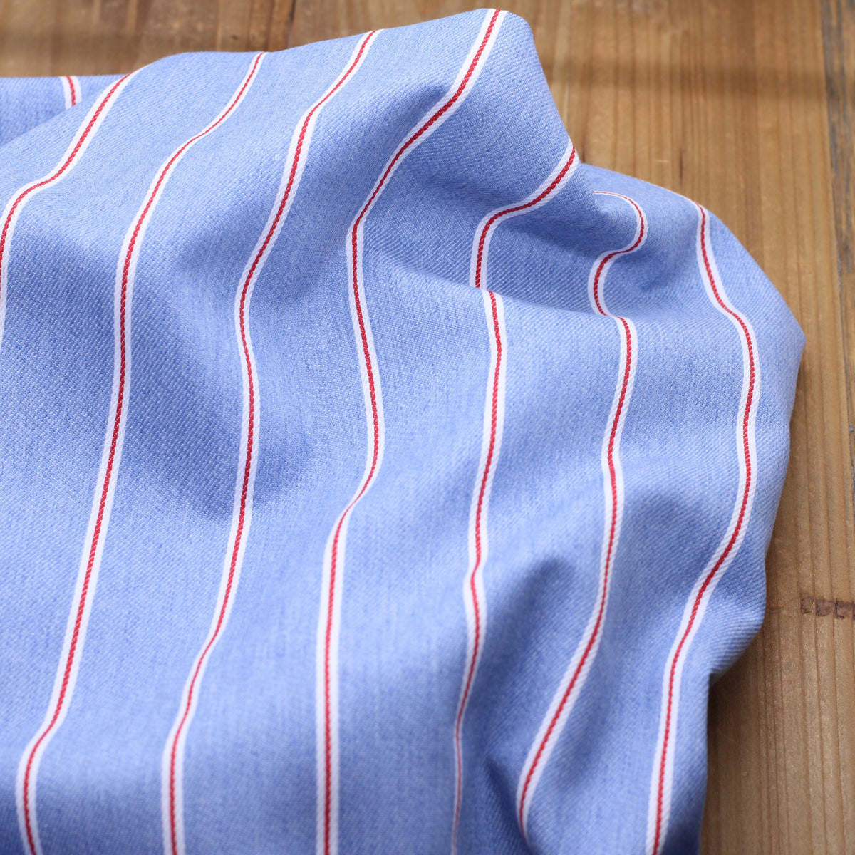 Tissu Coton Denim - Rayé - Bleu clair/Rouge (Vendu x10cm) Tissus Sélection Gaspard & Léonie | Gaspard et Léonie Tissus en ligne et Mercerie à Toulouse