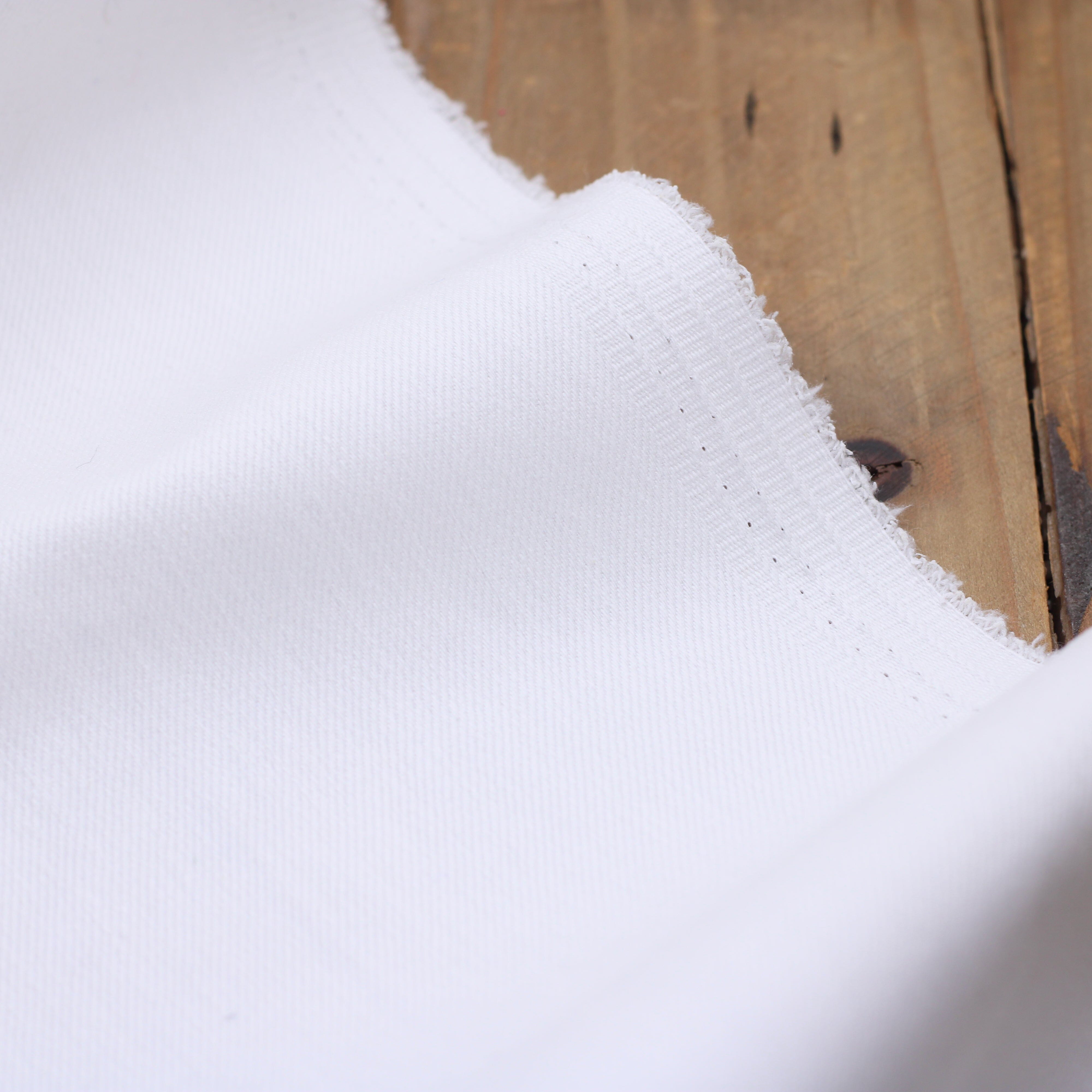 Tissu coton denim Stretch 9 Oz - Blanc cassé Ecru (Vendu x10cm) Tissus Sélection Gaspard & Léonie | Gaspard et Léonie Tissus en ligne et Mercerie à Toulouse