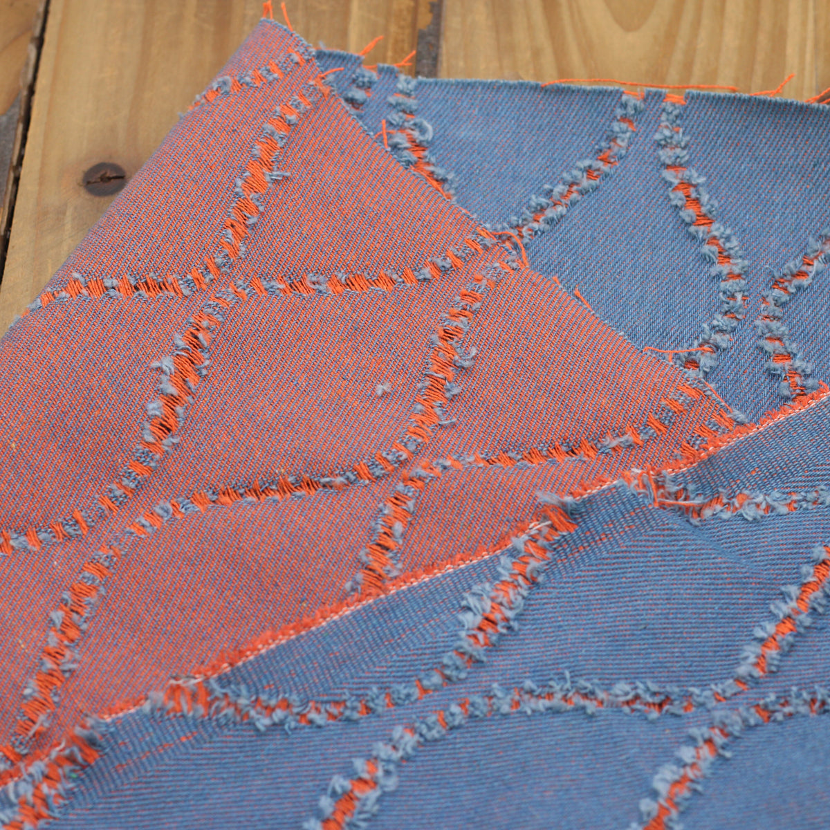 Tissu coton denim - WAVES - Bleu Moyen/Orange (Vendu x10cm) Tissus Sélection Gaspard & Léonie | Gaspard et Léonie Tissus en ligne et Mercerie à Toulouse