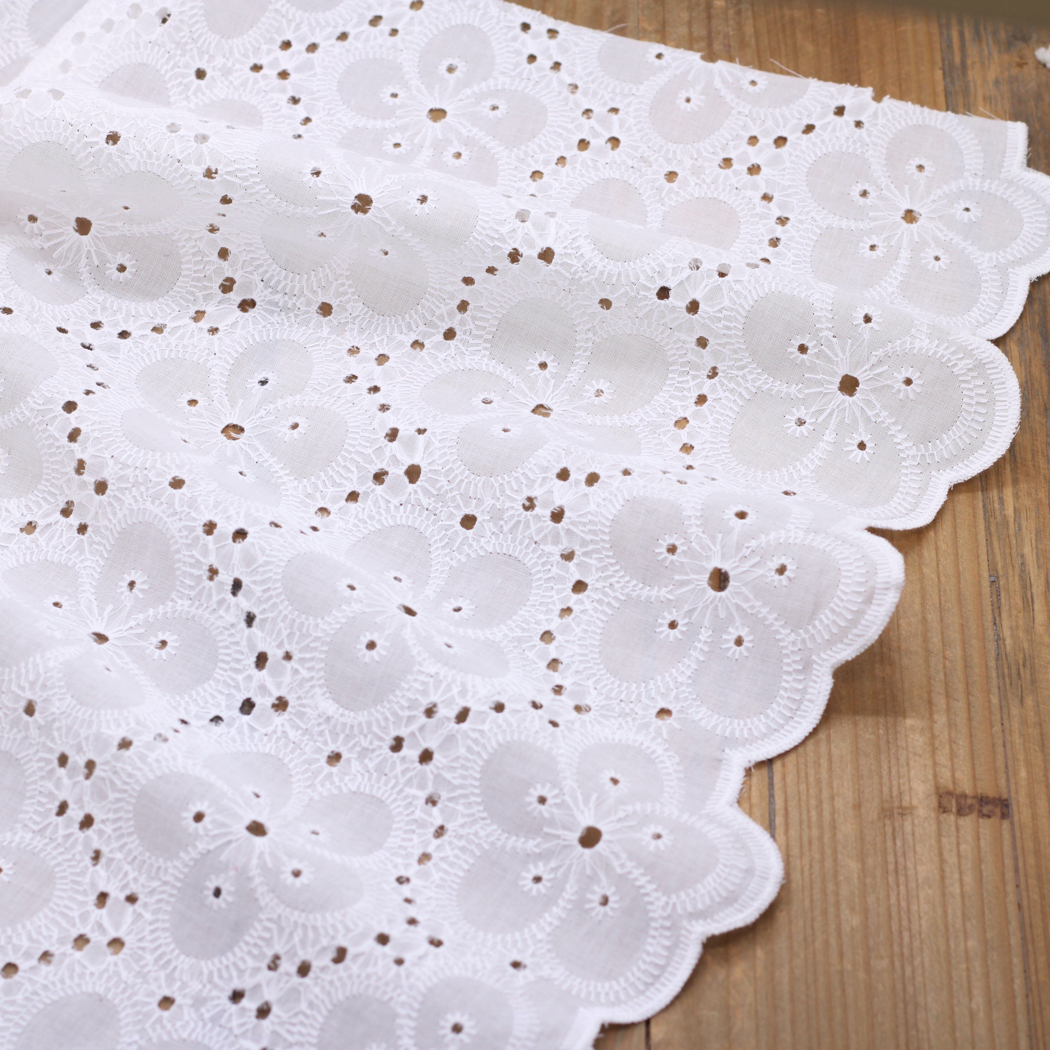 Tissu coton fleuri brodé et festonné - SCARLET - Blanc (Vendu x10cm) Tissus Sélection Gaspard & Léonie | Gaspard et Léonie Tissus en ligne et Mercerie à Toulouse