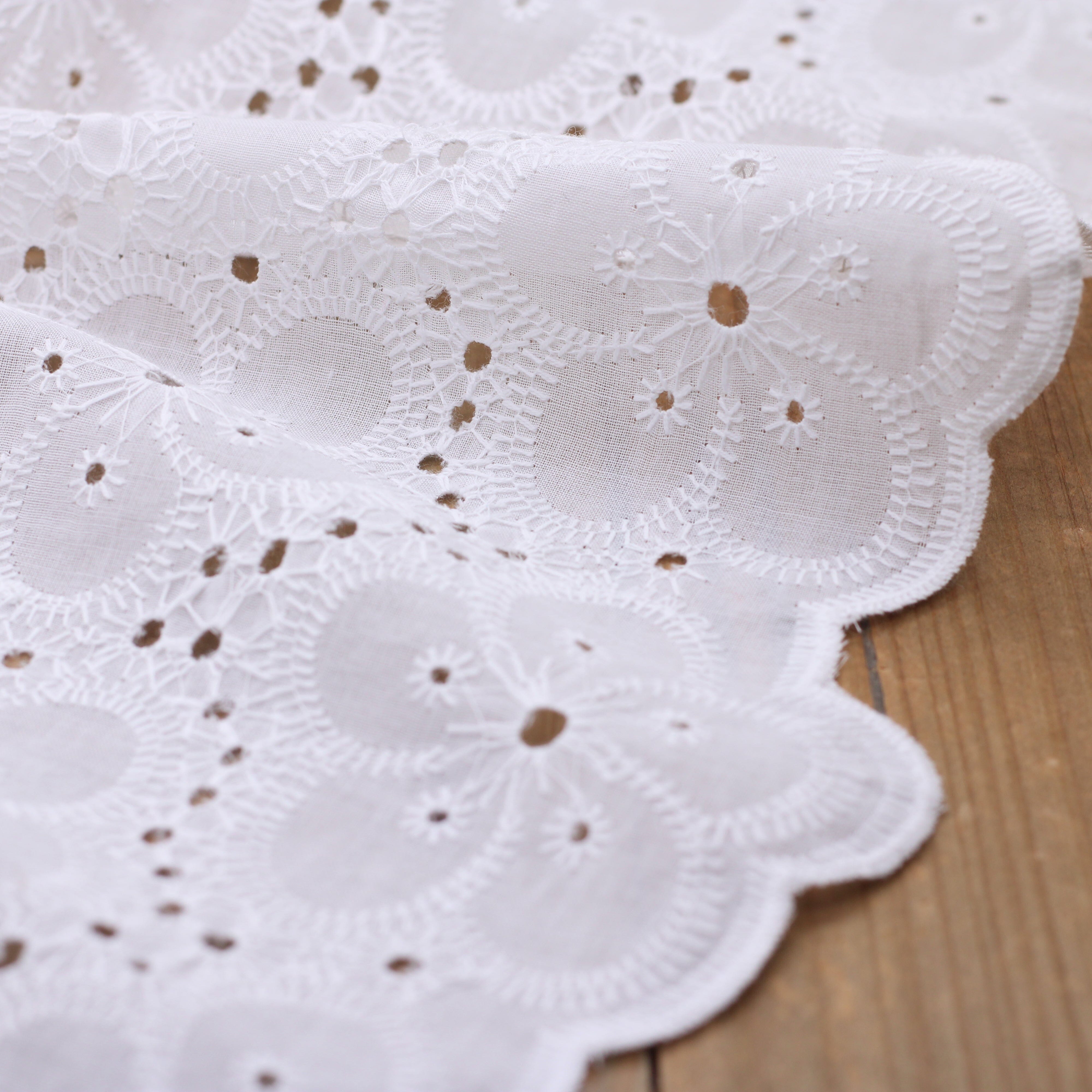 Tissu coton fleuri brodé et festonné - SCARLET - Blanc (Vendu x10cm) Tissus Sélection Gaspard & Léonie | Gaspard et Léonie Tissus en ligne et Mercerie à Toulouse