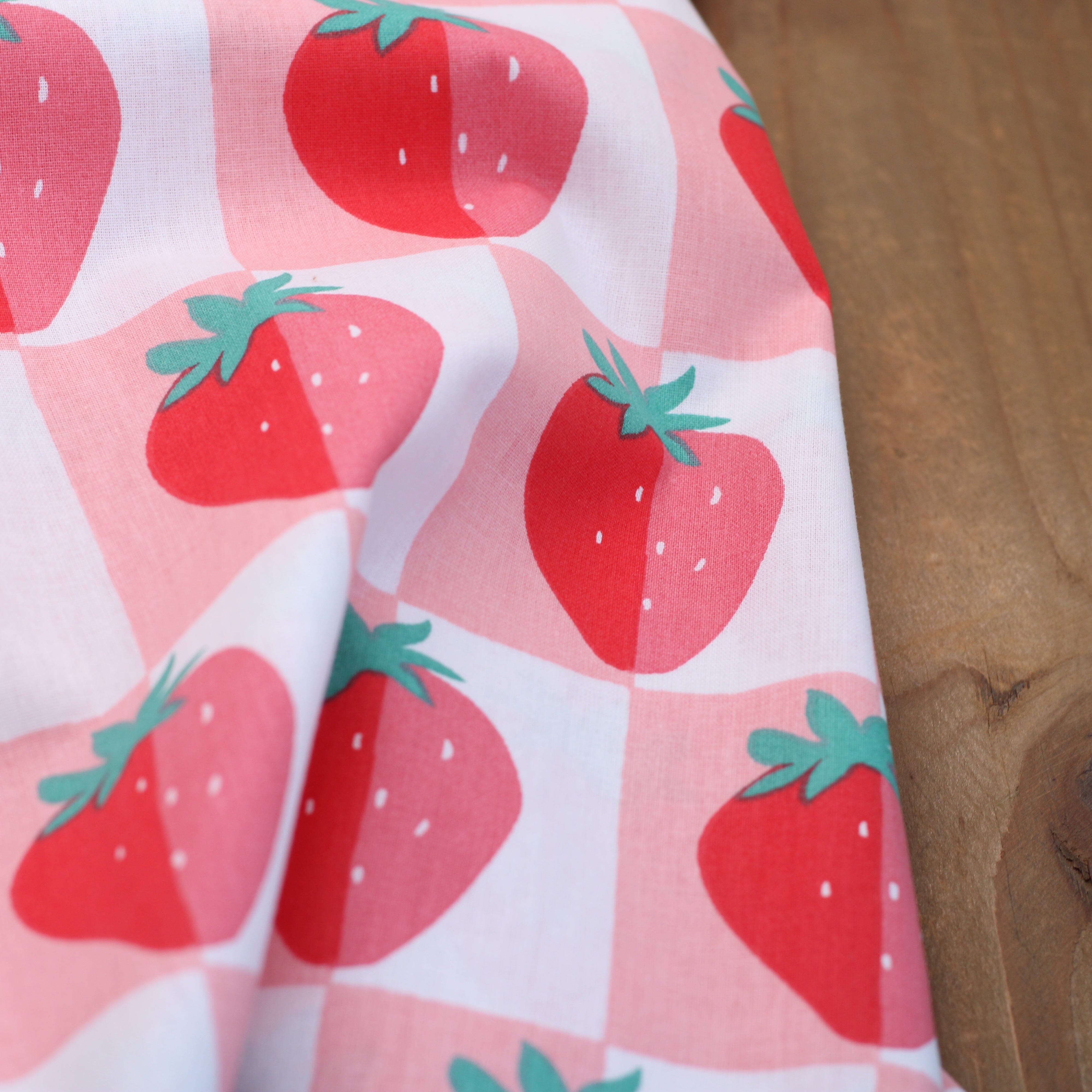 Tissu coton - MARIGUETTE Fraises- Blanc (vendu x10cm) Tissus DOMOTEX | Gaspard et Léonie Tissus en ligne et Mercerie à Toulouse