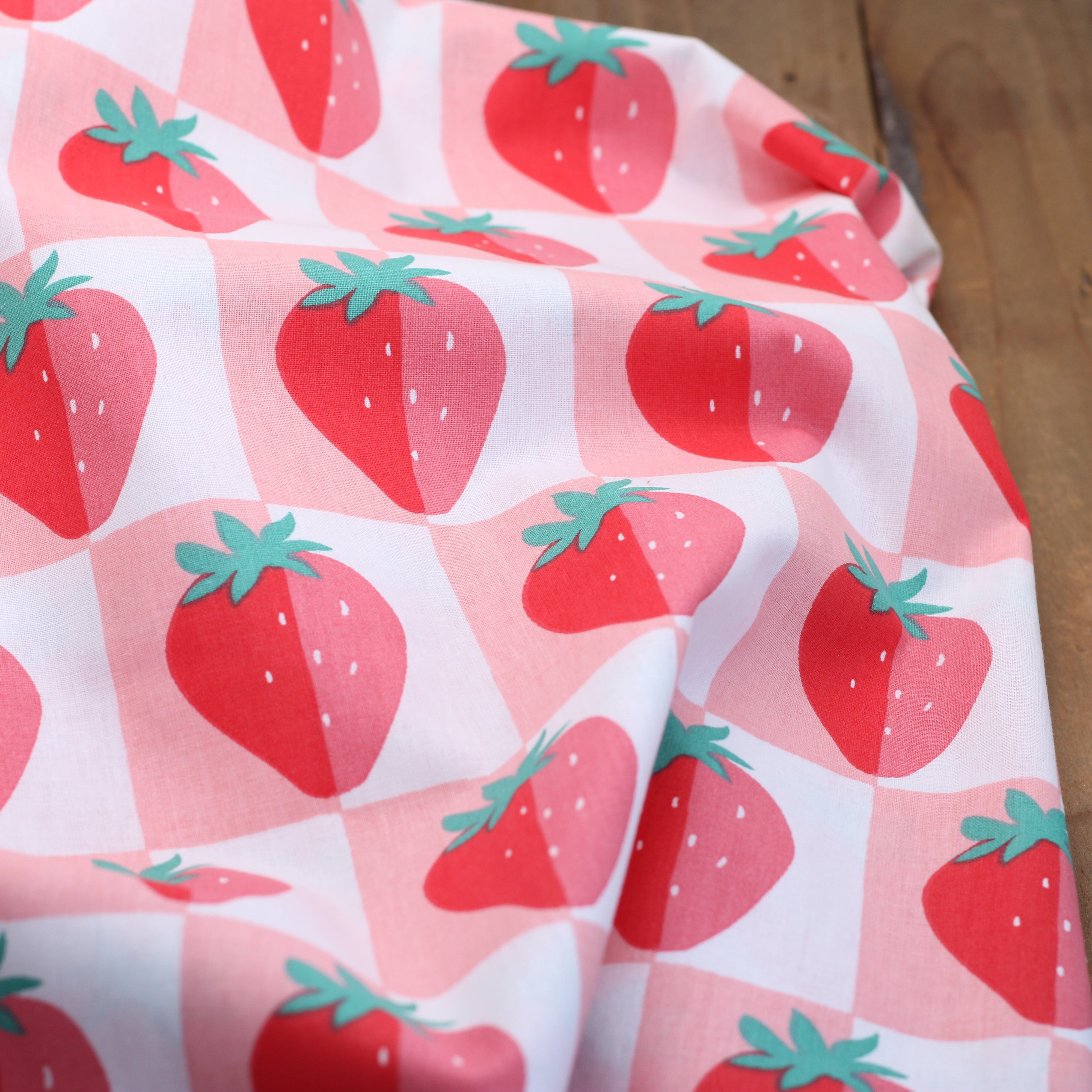 Tissu coton - MARIGUETTE Fraises- Blanc (vendu x10cm) Tissus DOMOTEX | Gaspard et Léonie Tissus en ligne et Mercerie à Toulouse