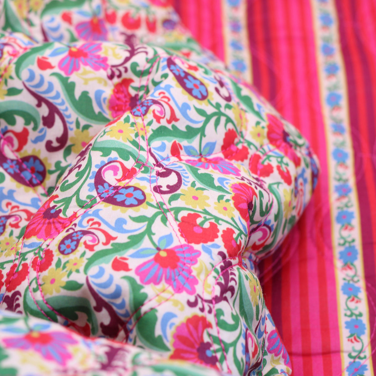 Tissu coton Matelassé - FLOWERS IN LOVE - Rouge (Vendu x10cm) Tissus Sélection Gaspard & Léonie | Gaspard et Léonie Tissus en ligne et Mercerie à Toulouse