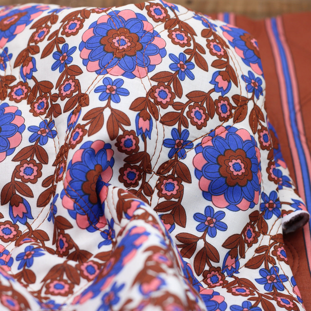 Tissu coton Matelassé FOLK FLOWERS - Cobalt (Vendu x10cm) Tissus Sélection Gaspard & Léonie | Gaspard et Léonie Tissus en ligne et Mercerie à Toulouse