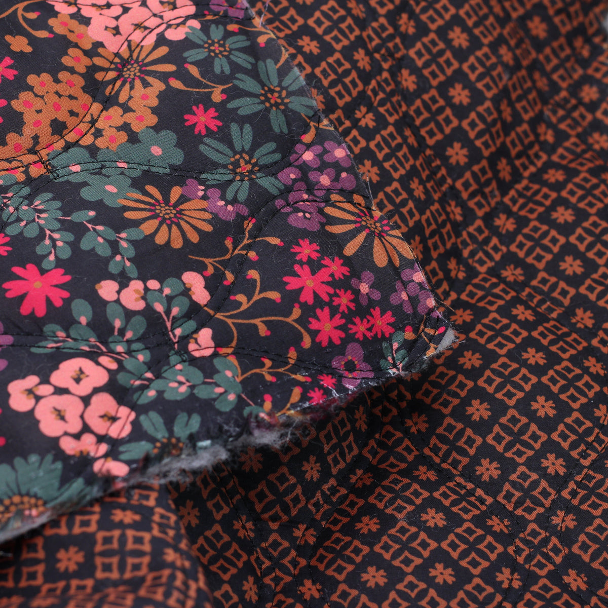 Tissu coton Matelassé - LIBERTY FLOWERS - Noir (Vendu x10cm) Tissus Sélection Gaspard & Léonie | Gaspard et Léonie Tissus en ligne et Mercerie à Toulouse