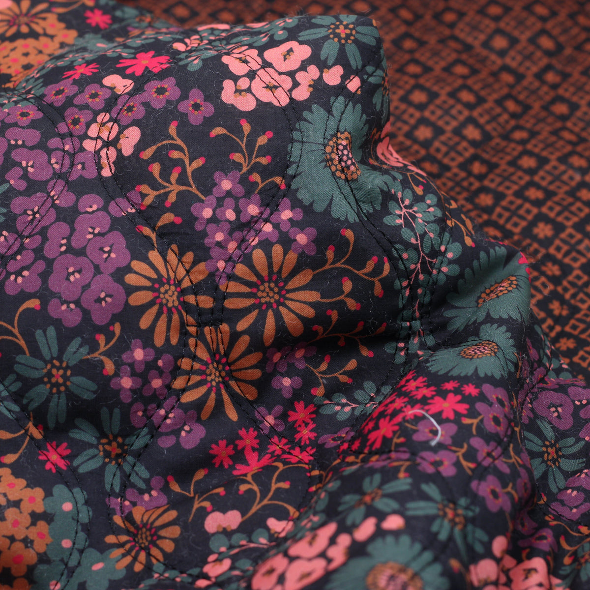 Tissu coton Matelassé - LIBERTY FLOWERS - Noir (Vendu x10cm) Tissus Sélection Gaspard & Léonie | Gaspard et Léonie Tissus en ligne et Mercerie à Toulouse