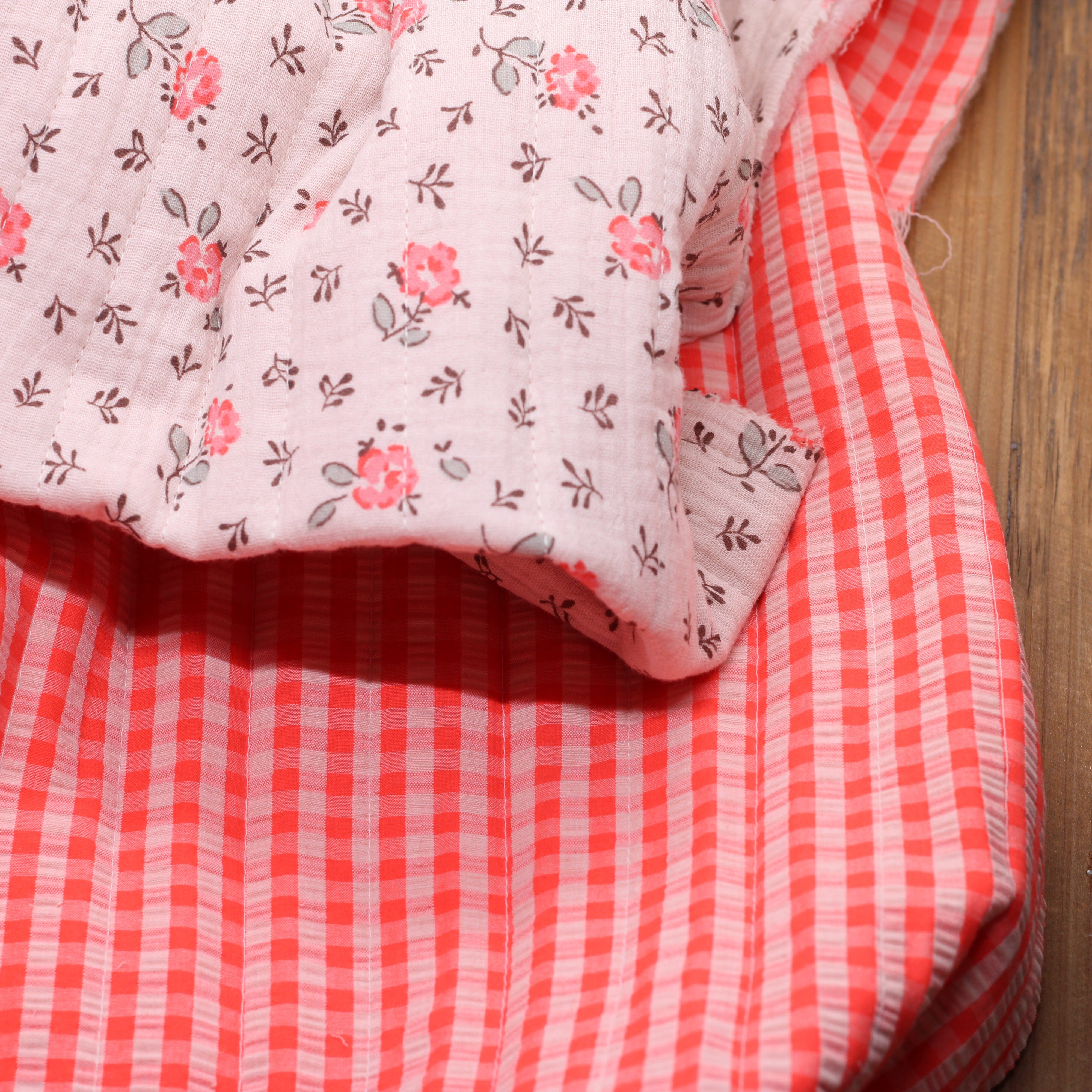Tissu coton Matelassé Seersecker - OLYMPE/VICHY- Fluo Corail (Vendu x10cm) Tissus DOMOTEX | Gaspard et Léonie Tissus en ligne et Mercerie à Toulouse