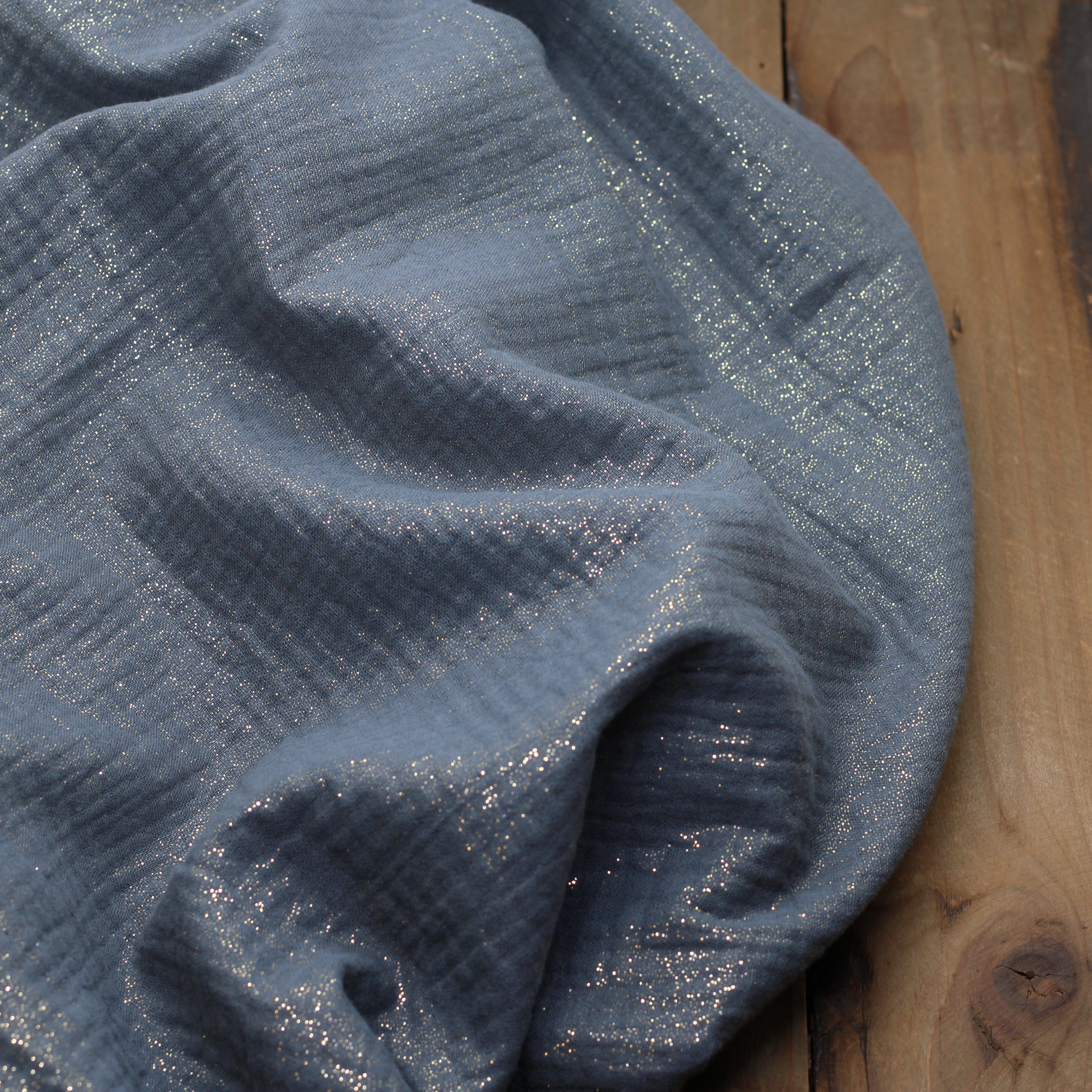 Tissu double gaze de coton - Bleu denim pailleté Or (Vendu x10cm) Tissus Sélection Gaspard & Léonie | Gaspard et Léonie Tissus en ligne et Mercerie à Toulouse