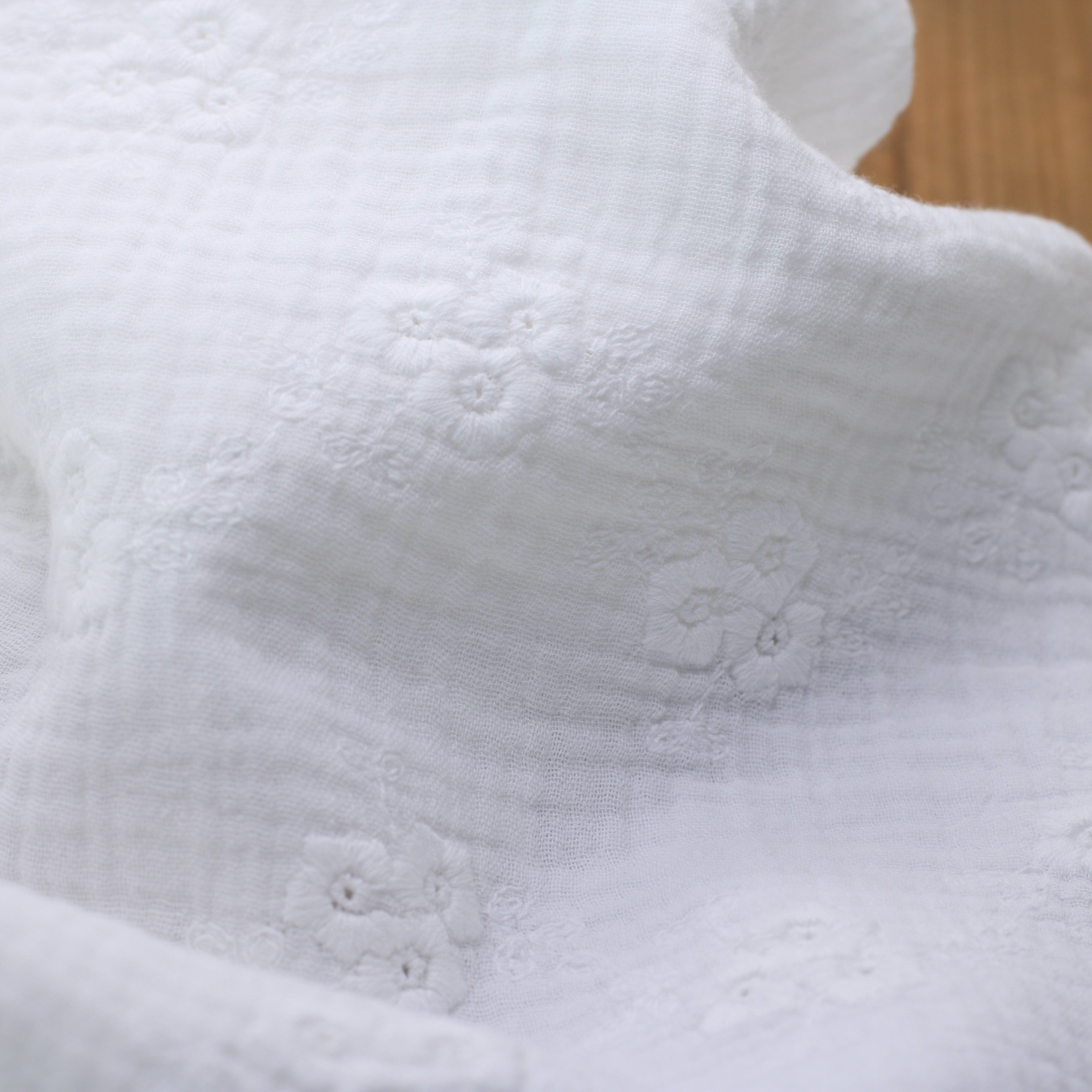 Tissu double Gaze de coton - FLEURI BRODE - Blanc POPPY DESIGNED (Vendu x10cm) Tissus POPPY Designed For You | Gaspard et Léonie Tissus en ligne et Mercerie à Toulouse