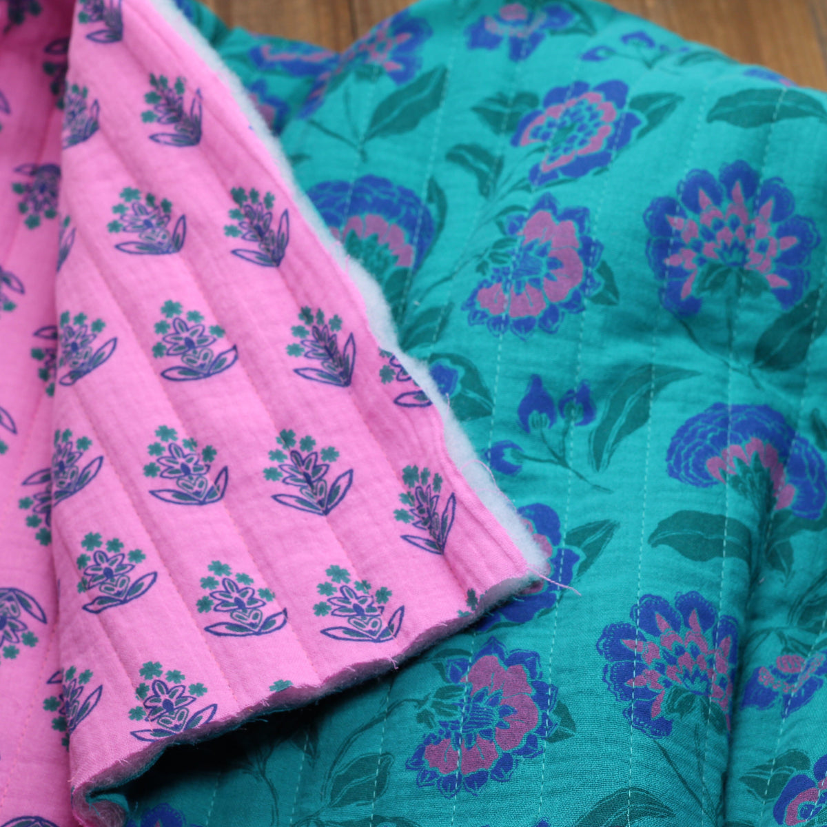 Tissu Double gaze de coton Matelassé FLEURI - Turquoise / Rose (Vendu x10cm) Tissus Sélection Gaspard & Léonie | Gaspard et Léonie Tissus en ligne et Mercerie à Toulouse