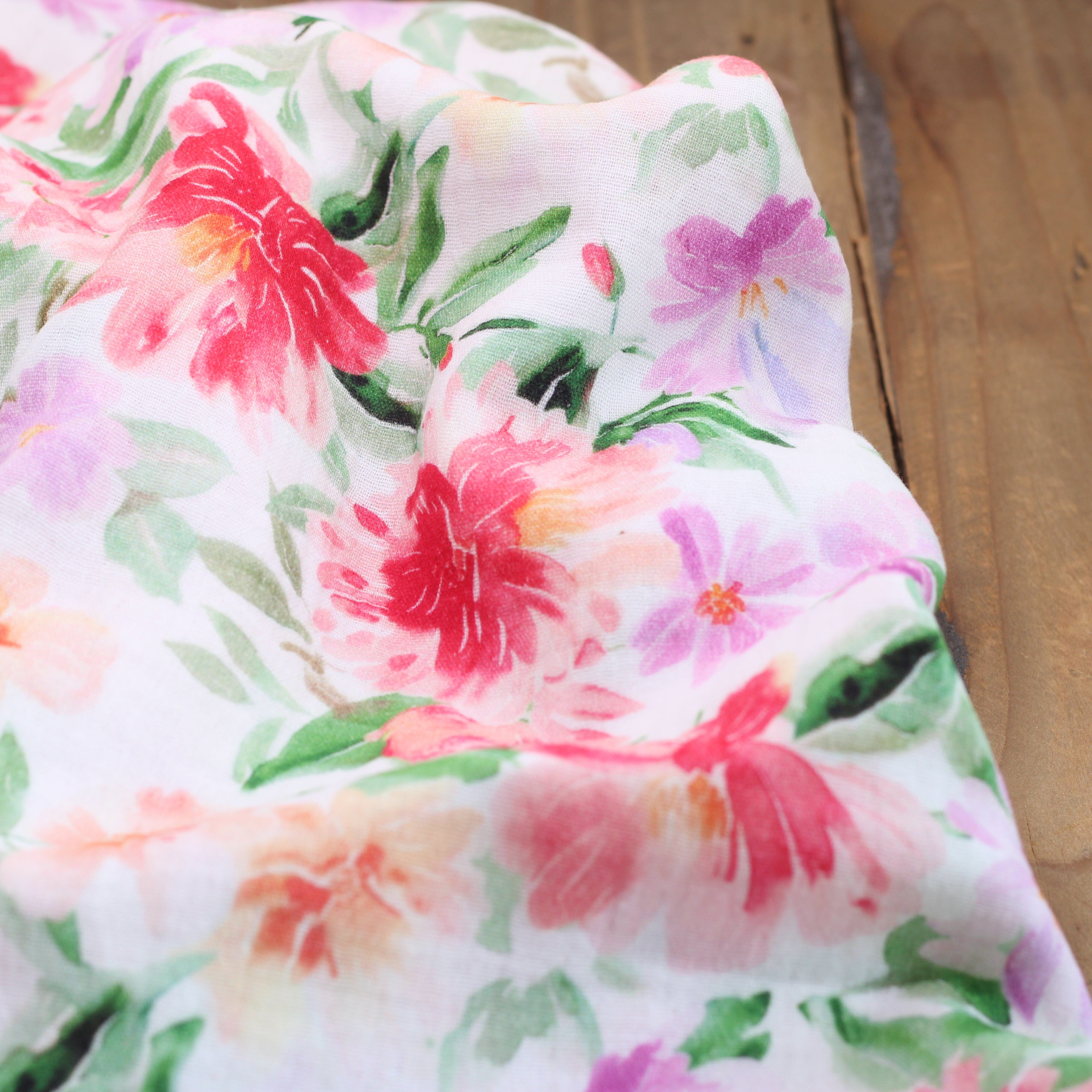 Tissu double Gaze de coton - RED FLOWERS - Blanc POPPY DESIGNED (Vendu x10cm) Tissus POPPY Designed For You | Gaspard et Léonie Tissus en ligne et Mercerie à Toulouse