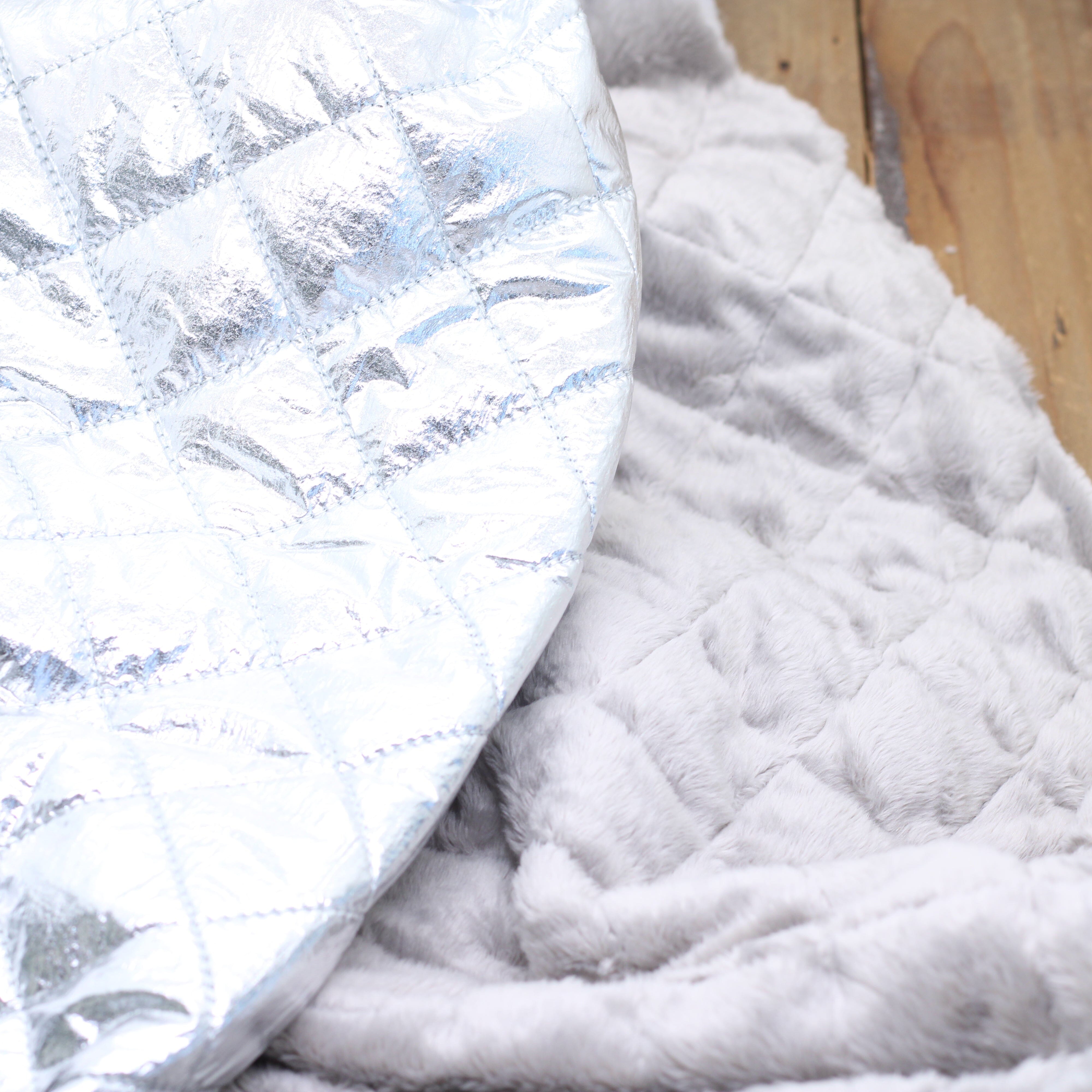 Tissu Doudoune Matelassé doublé fausse fourrure - Argent (Vendu x10cm) Tissus Sélection Gaspard & Léonie | Gaspard et Léonie Tissus en ligne et Mercerie à Toulouse