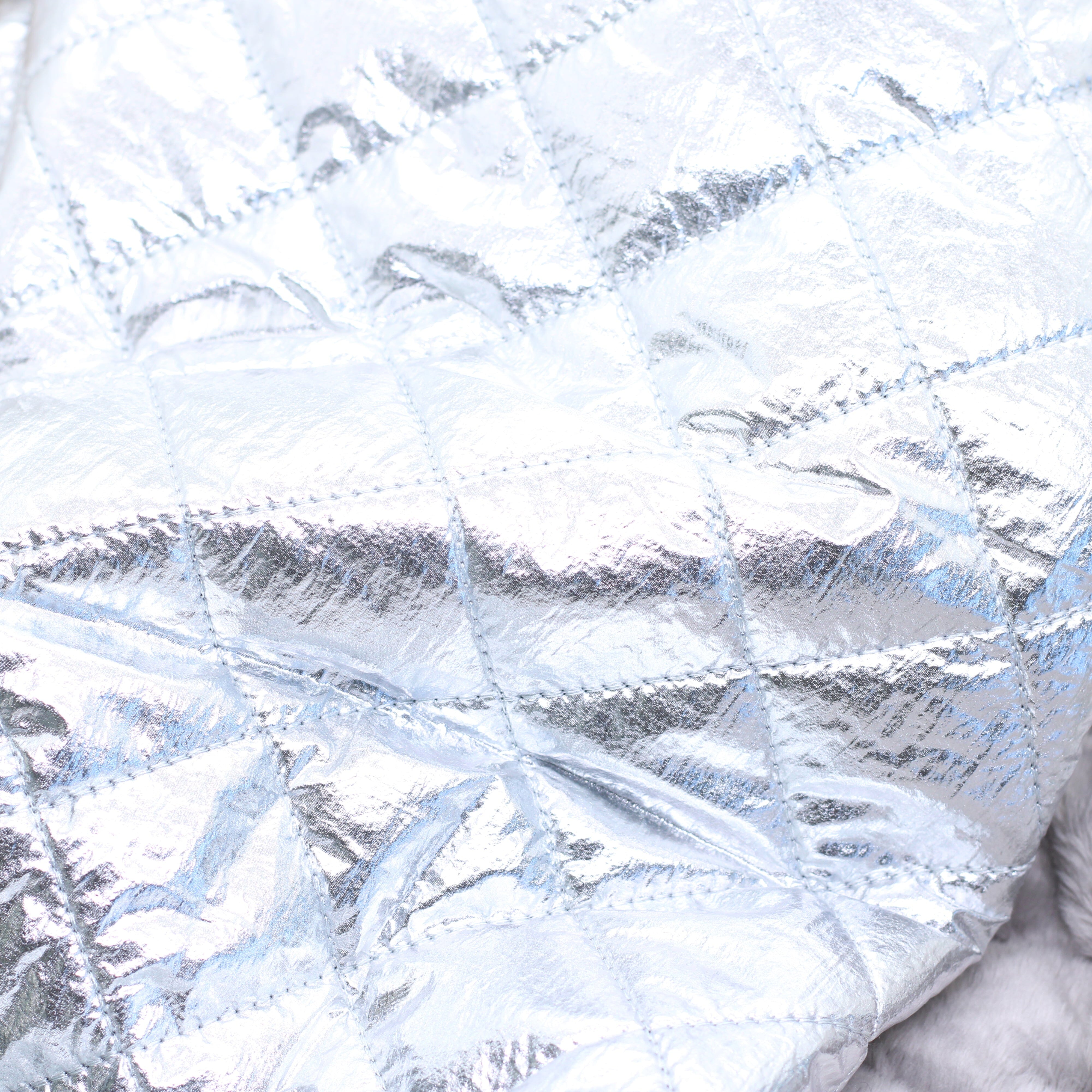 Tissu Doudoune Matelassé doublé fausse fourrure - Argent (Vendu x10cm) Tissus Sélection Gaspard & Léonie | Gaspard et Léonie Tissus en ligne et Mercerie à Toulouse