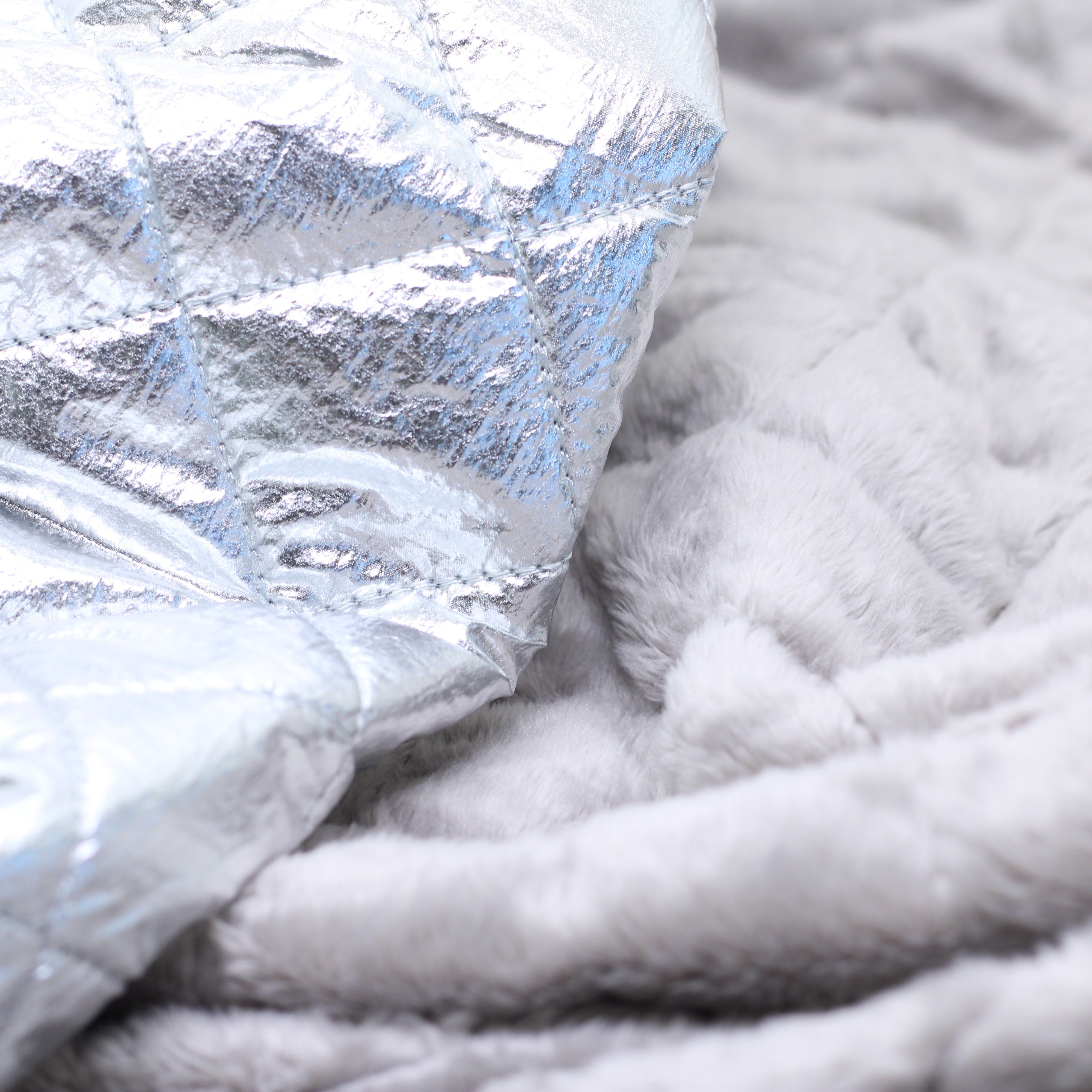 Tissu Doudoune Matelassé doublé fausse fourrure - Argent (Vendu x10cm) Tissus Sélection Gaspard & Léonie | Gaspard et Léonie Tissus en ligne et Mercerie à Toulouse