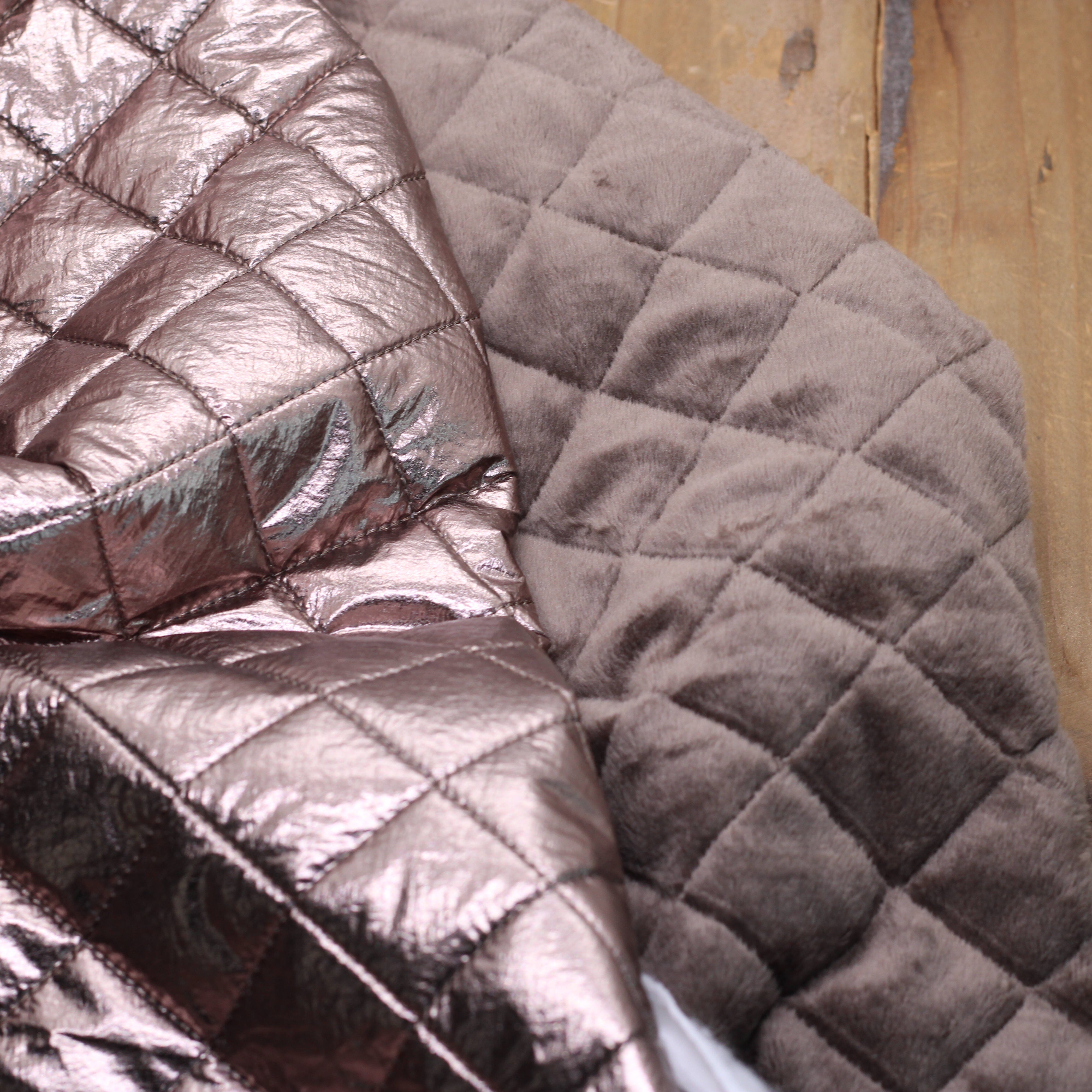 Tissu Doudoune Matelassé doublé fausse fourrure - Bronze (Vendu x10cm) Tissus Sélection Gaspard & Léonie | Gaspard et Léonie Tissus en ligne et Mercerie à Toulouse