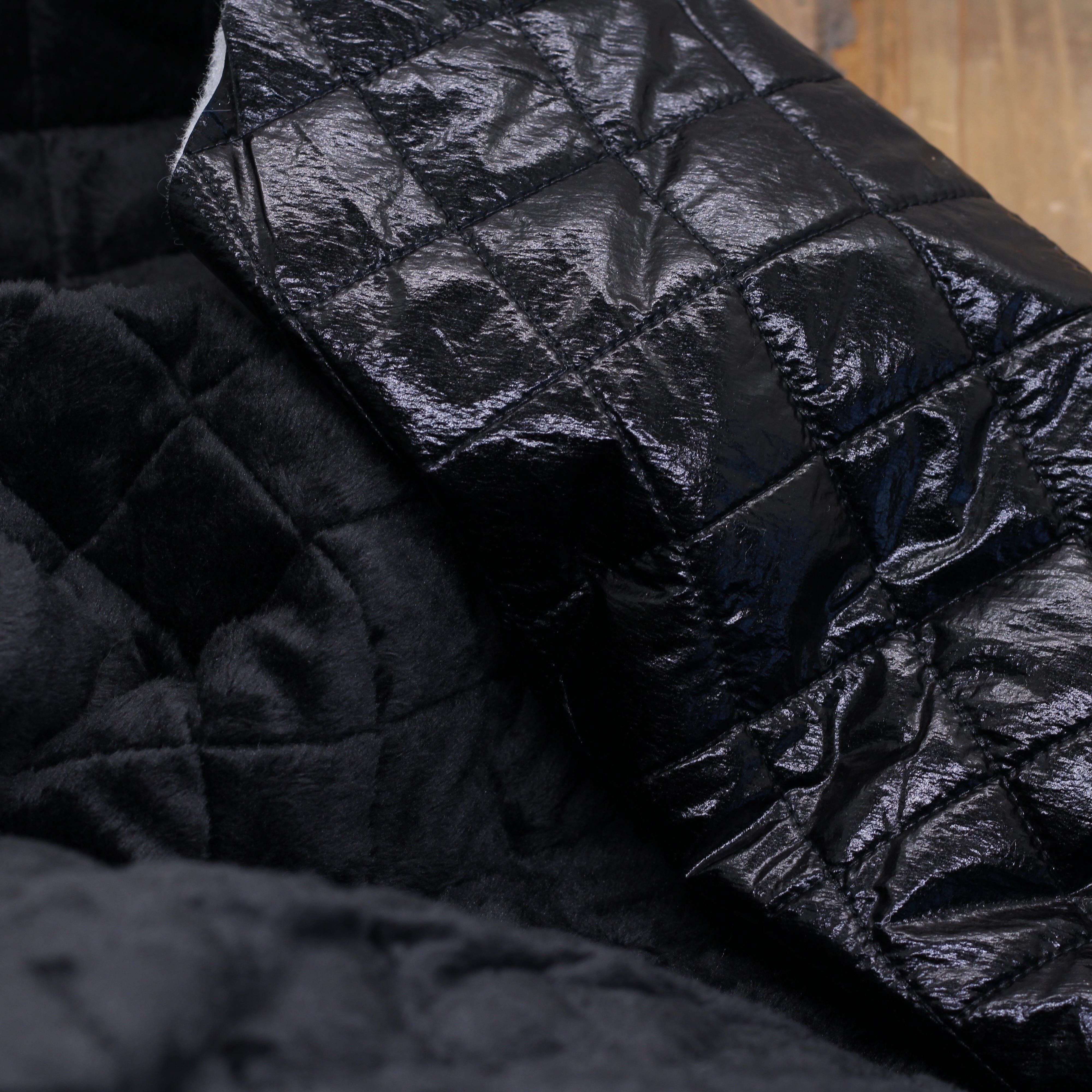 Tissu Doudoune Matelassé doublé fausse fourrure - Noir (Vendu x10cm) Tissus Sélection Gaspard & Léonie | Gaspard et Léonie Tissus en ligne et Mercerie à Toulouse