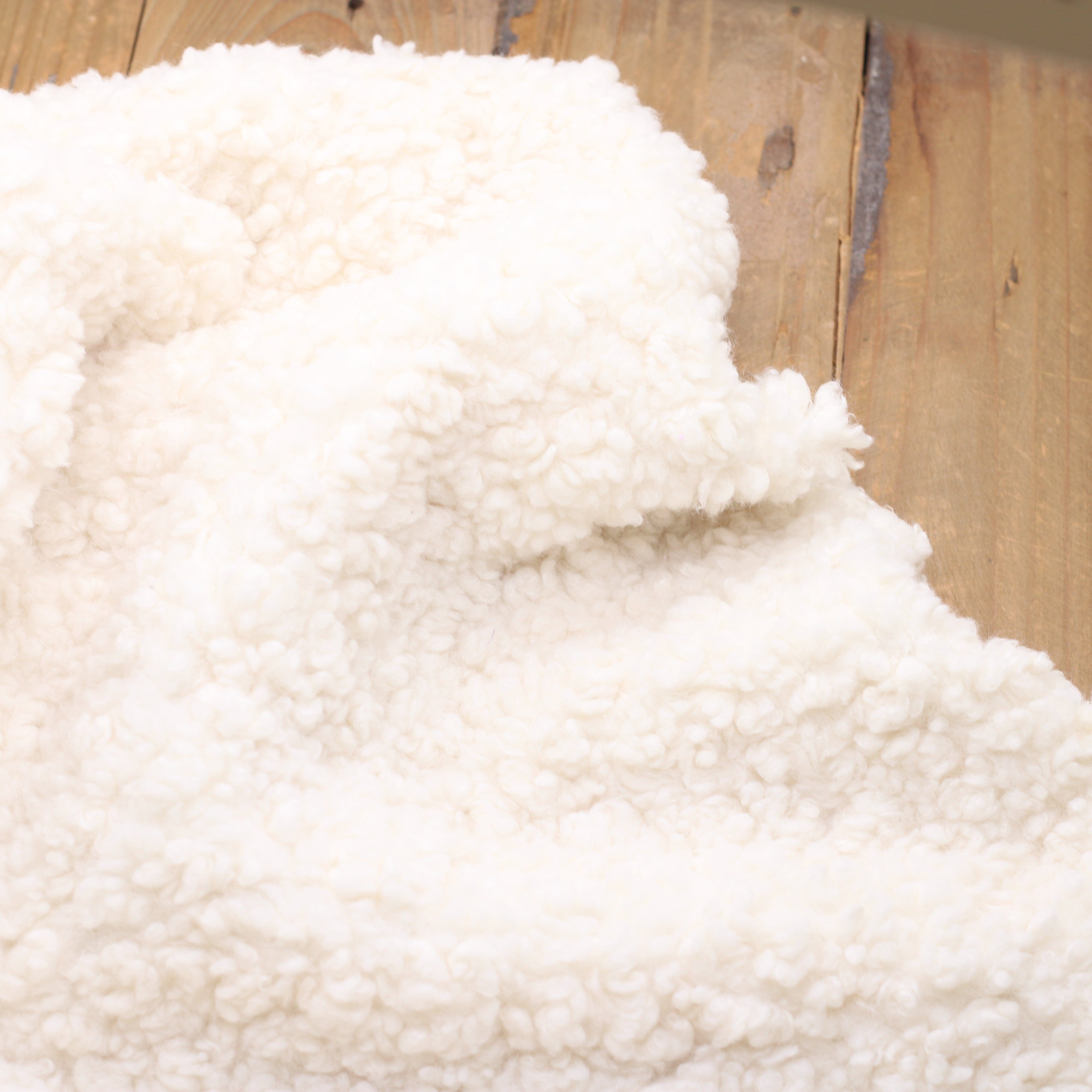 Tissu fausse fourrure bouclette mouton Sherpa - Ecru (Vendu x10cm) Tissus Sélection Gaspard & Léonie | Gaspard et Léonie Tissus en ligne et Mercerie à Toulouse