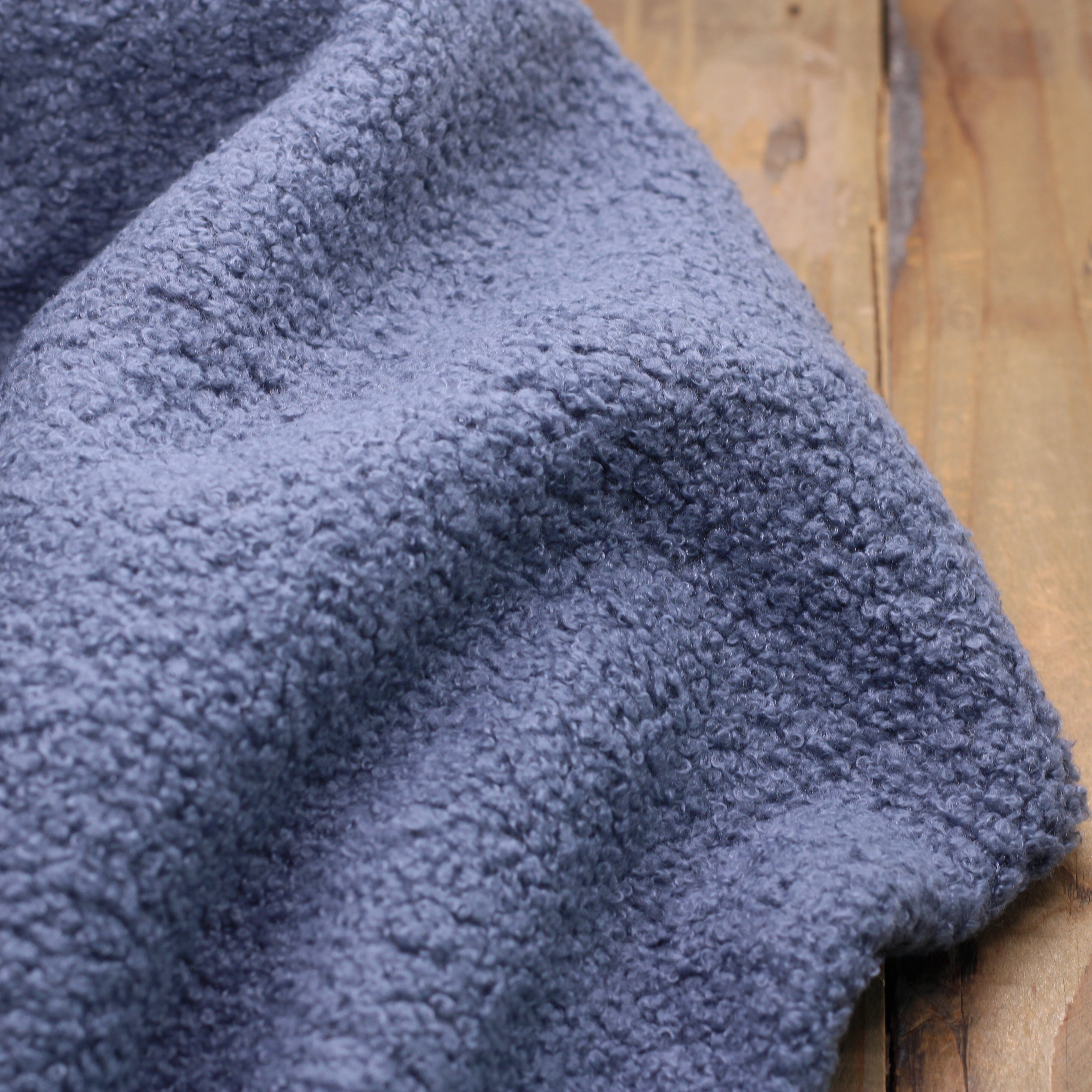 Tissu fausse fourrure bouclette Polaire - Bleu Denim (Vendu x10cm) Tissus Sélection Gaspard & Léonie | Gaspard et Léonie Tissus en ligne et Mercerie à Toulouse